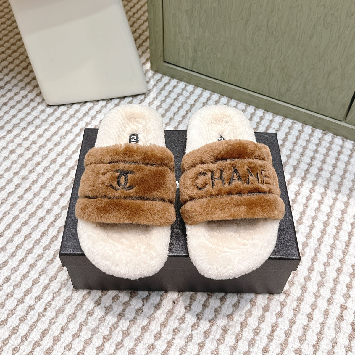 CHANEL 25S FLUFFY SLIDERS IN BEIGE AND CARAMEL