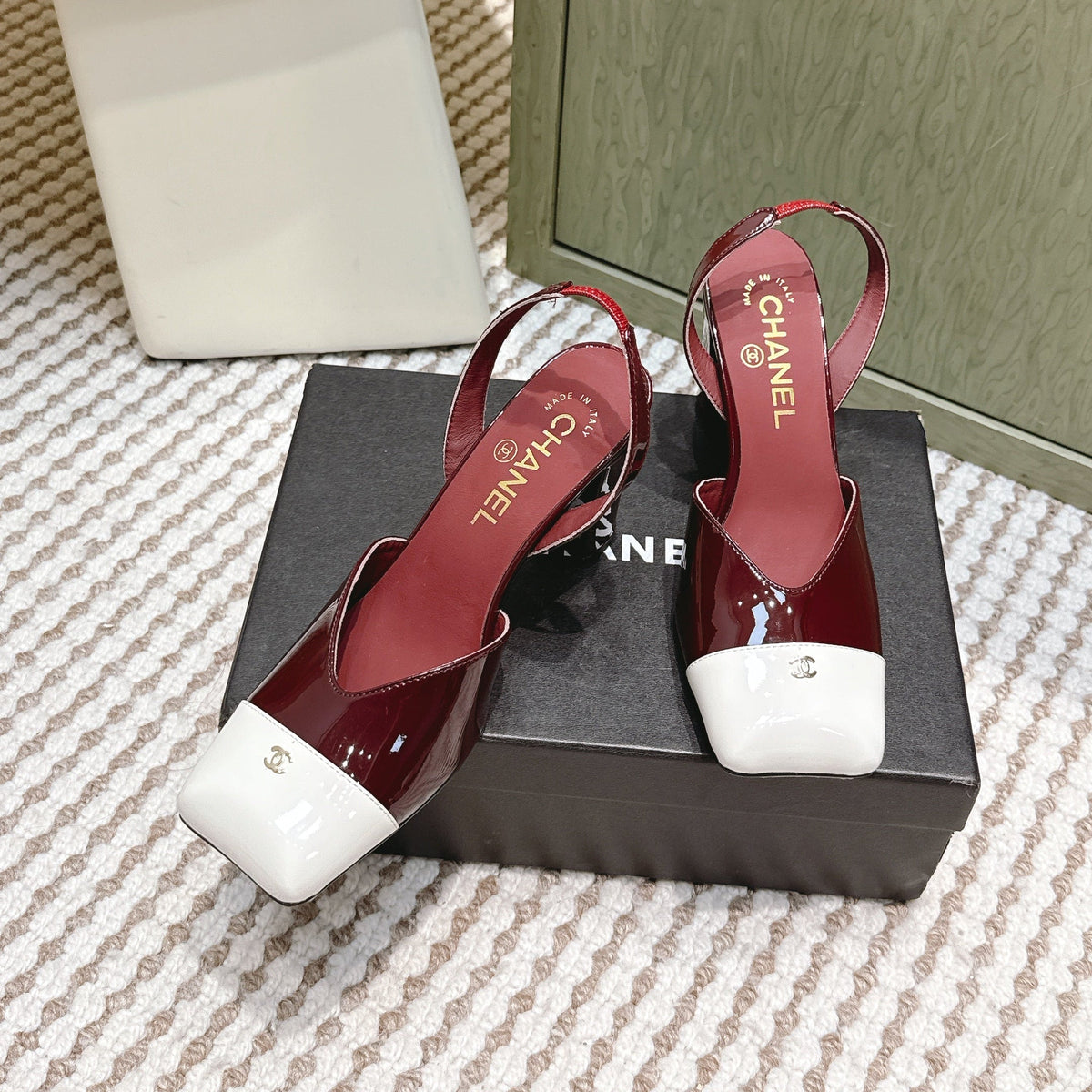 CHANEL 25S HIGH-HEELED SQUARE-TOE SLINGBACK 90MM IN DARK RED AND WHITE CALFSKIN