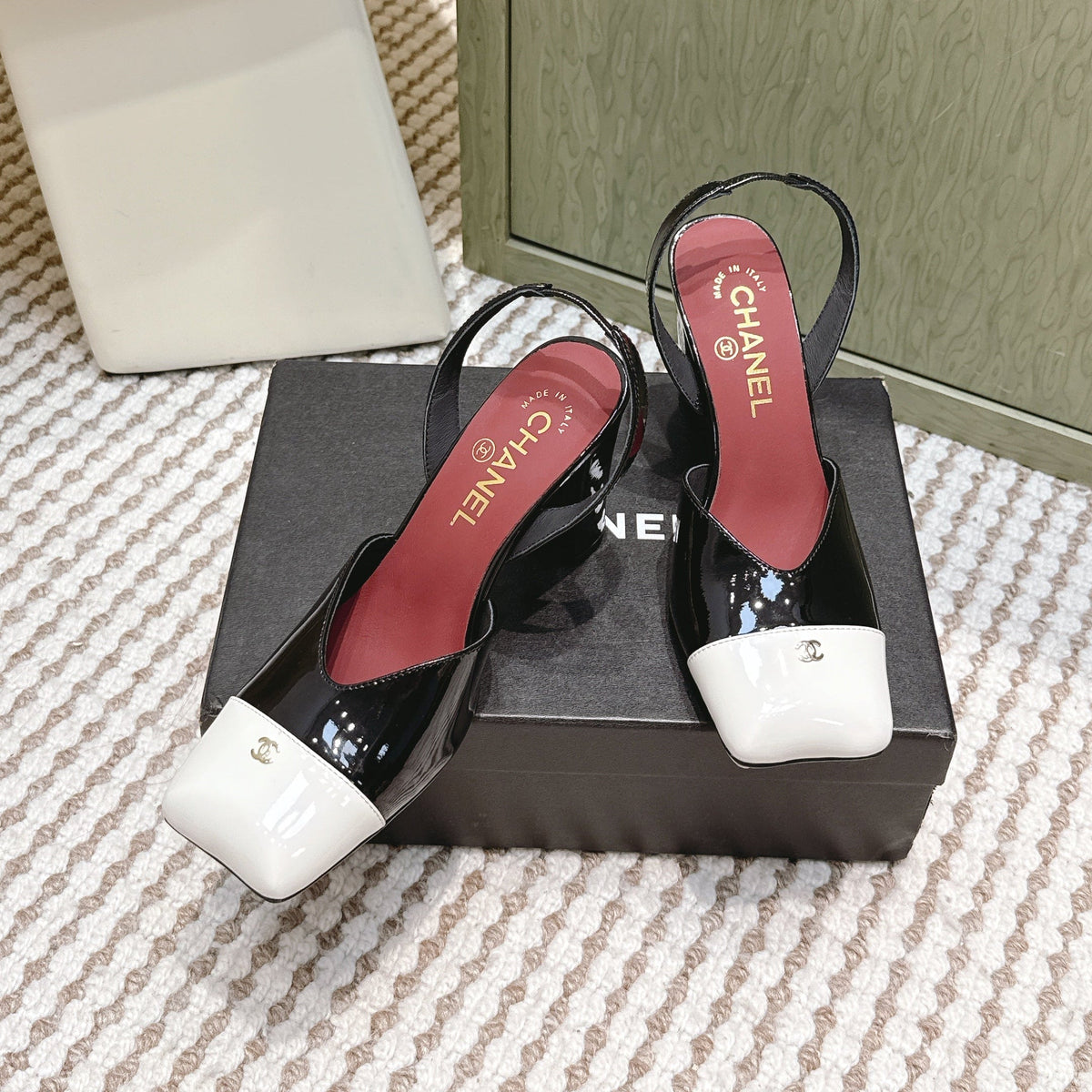 CHANEL 25S HIGH-HEELED SQUARE-TOE SLINGBACK 90MM IN BLACK AND WHITE CALFSKIN