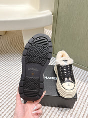 CHANEL 25S THICK-SOLE SNEAKERS 60MM IN BLACK AND BEIGE CALFSKIN WITH FUR LINING