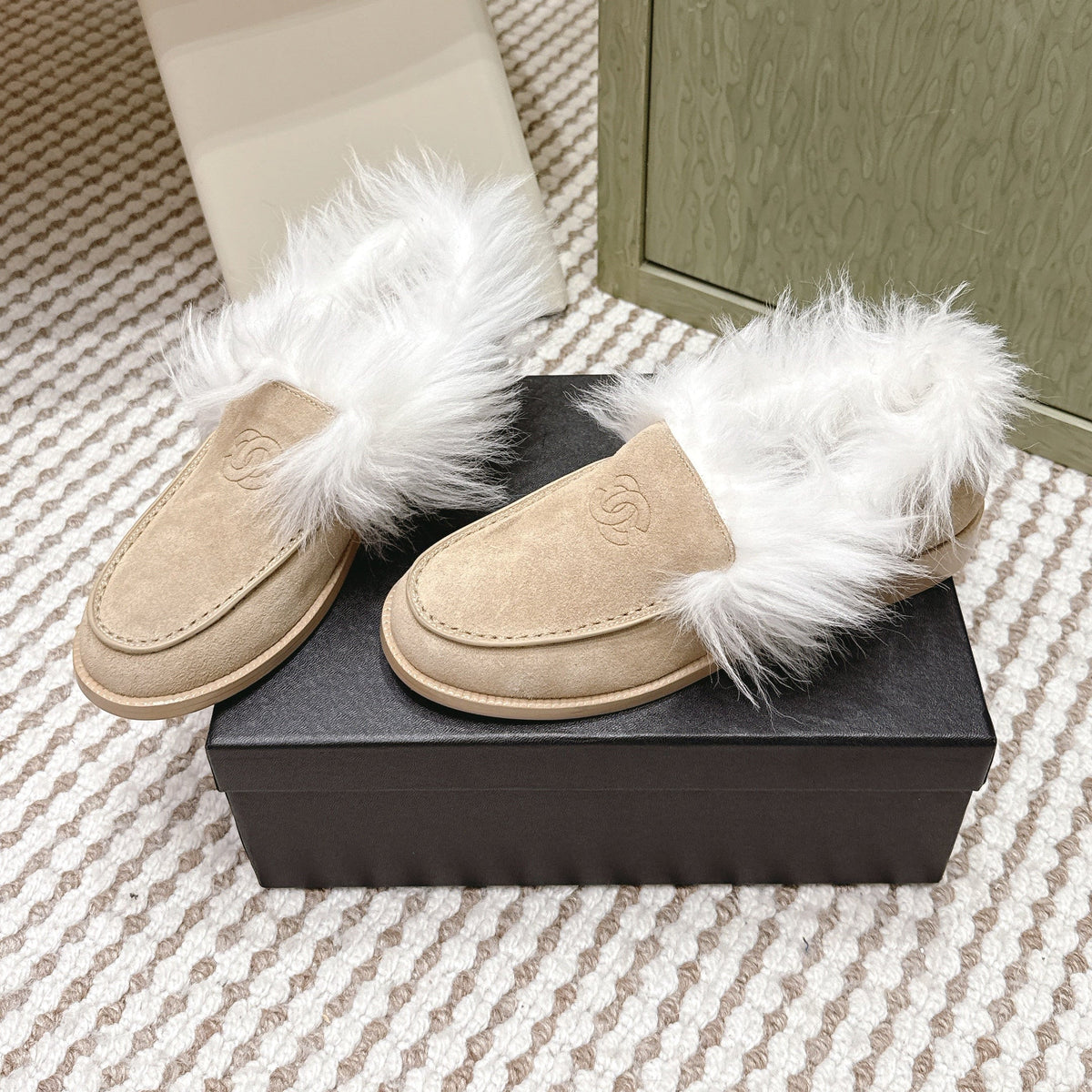 CHANEL 25S LOAFERS MOCCASIN IN BEIGE SUEDE WITH WHITE MINK FUR LINING