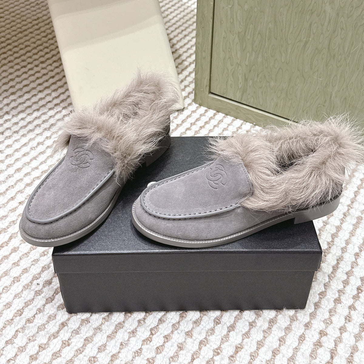 CHANEL 25S LOAFERS MOCCASIN IN LIGHT GRAY SUEDE WITH LIGHT BEIGE MINK FUR LINING