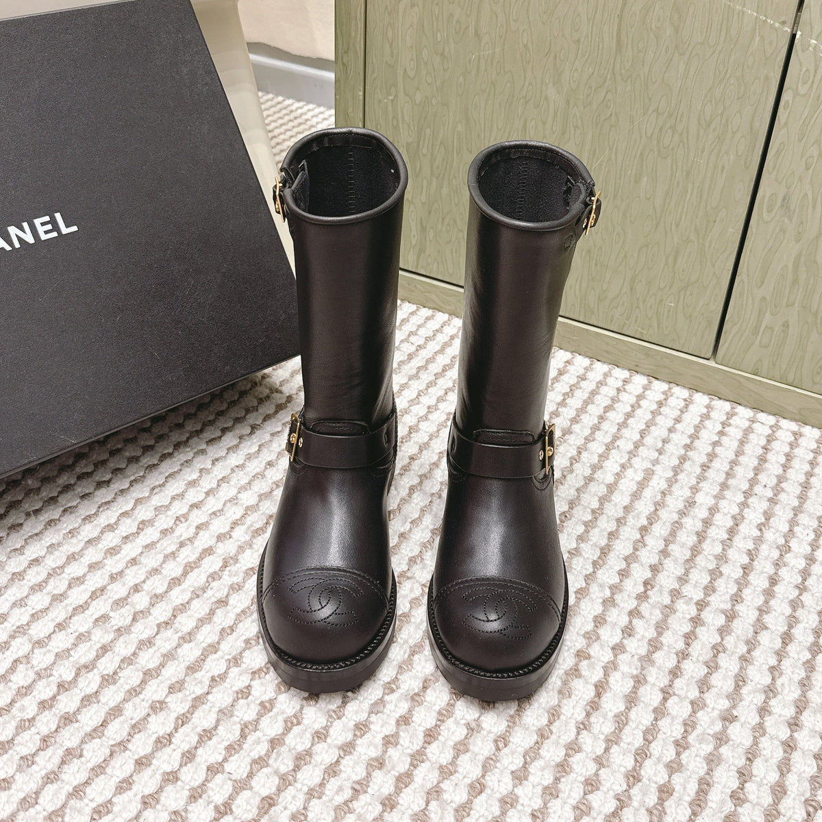 CHANEL 25S CALF-HIGH CHELSEA BOOTS IN BLACK CALFSKIN GOLD HARDWARE