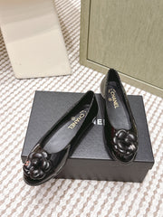 CHANEL 25S BALLET FLAT ROUND TOE IN BLACK PATENT SHEEPSKIN WITH CAMELLIA