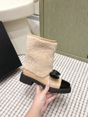 CHANEL 25S ANKLE BOOTS IN BEIGE SHEARLING LAMBSKIN AND BLACK PATENT CALFSKIN