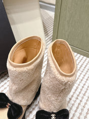CHANEL 25S ANKLE BOOTS IN BEIGE SHEARLING LAMBSKIN AND BLACK PATENT CALFSKIN