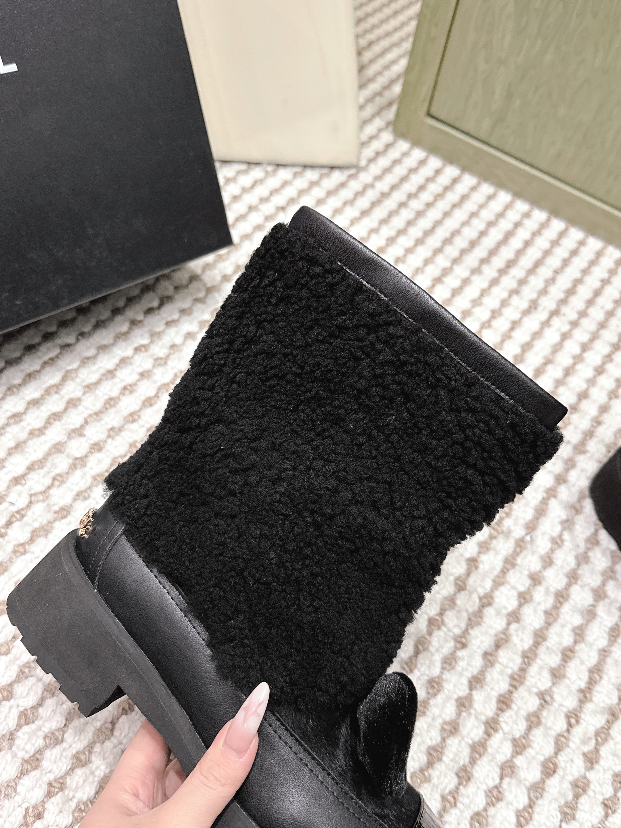 CHANEL 25S ANKLE BOOTS IN BLACK SHEARLING LAMBSKIN AND PATENT CALFSKIN