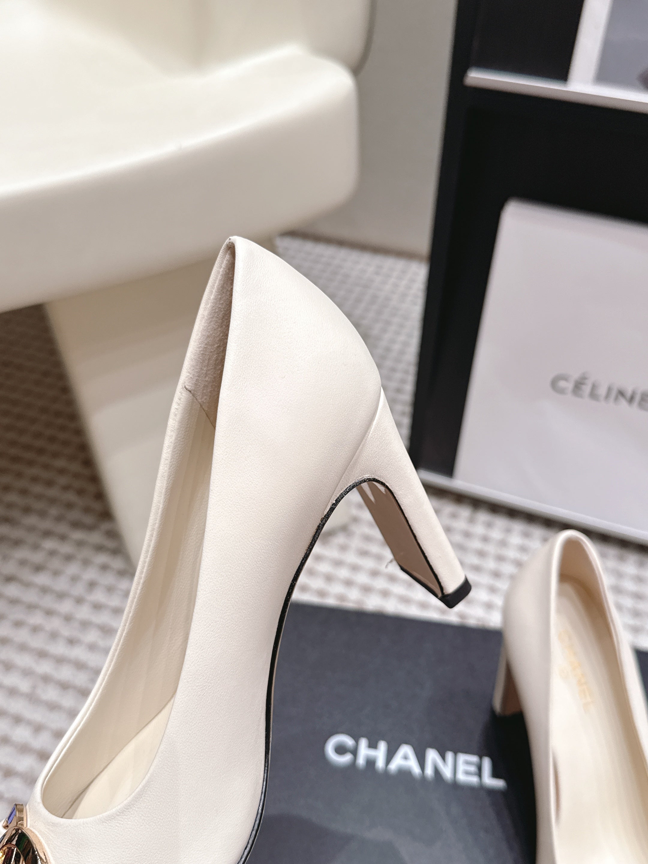 CHANEL 26S HIGH HEELS 95 MM IN WHITE CALFSKIN WITH GOLD-TONE CC LOGO