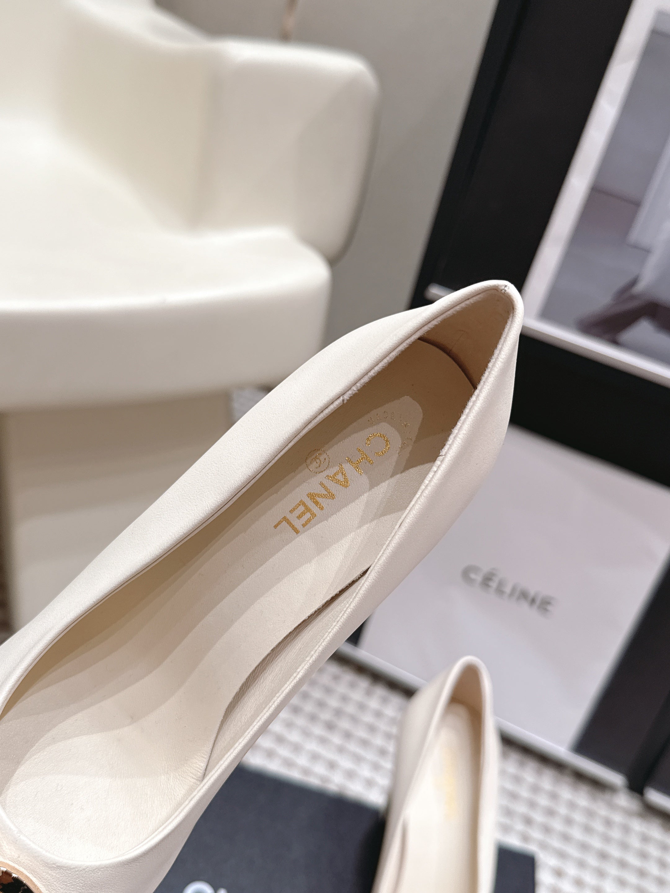CHANEL 26S HIGH HEELS 95 MM IN WHITE CALFSKIN WITH GOLD-TONE CC LOGO