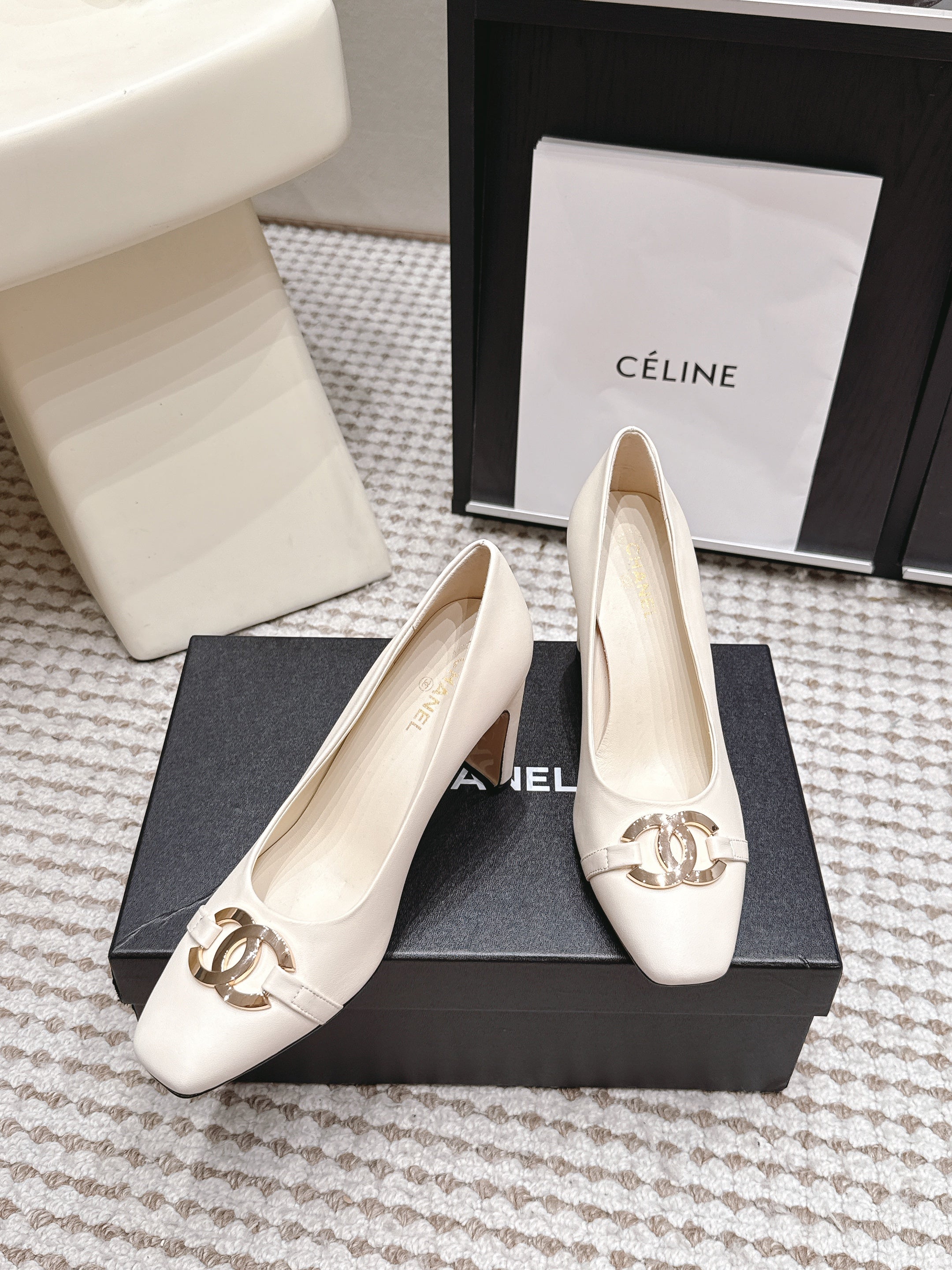CHANEL 26S HIGH HEELS 95 MM IN WHITE CALFSKIN WITH GOLD-TONE CC LOGO