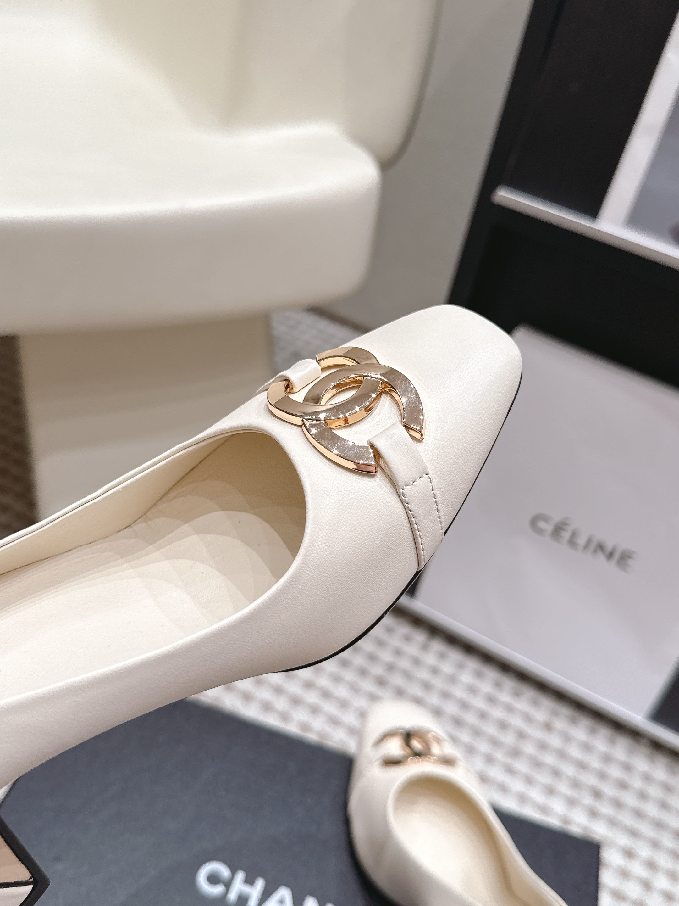 CHANEL 26S HIGH HEELS 95 MM IN WHITE CALFSKIN WITH GOLD-TONE CC LOGO
