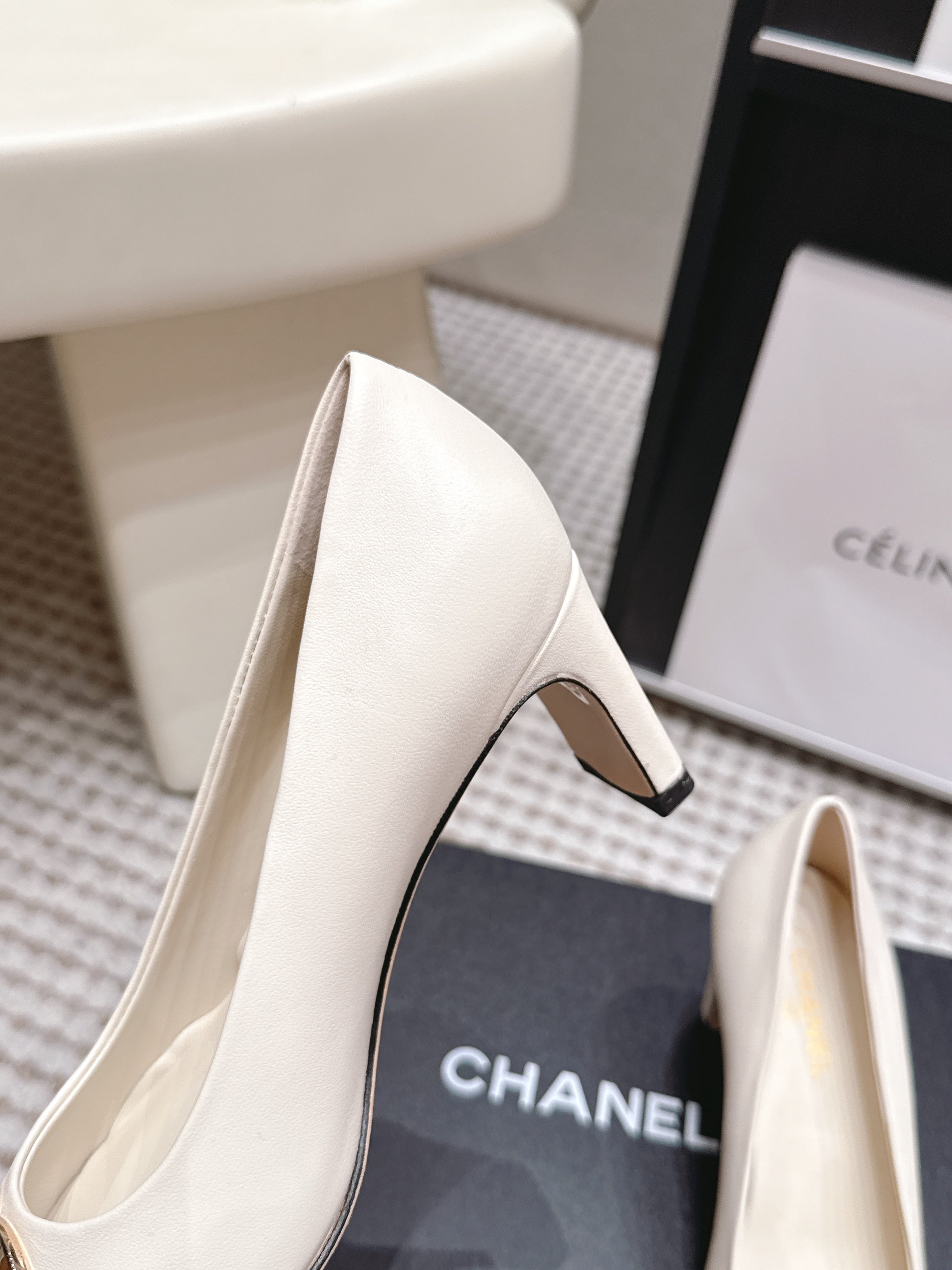 CHANEL 26S HIGH HEELS 75 MM IN WHITE CALFSKIN WITH GOLD-TONE CC LOGO