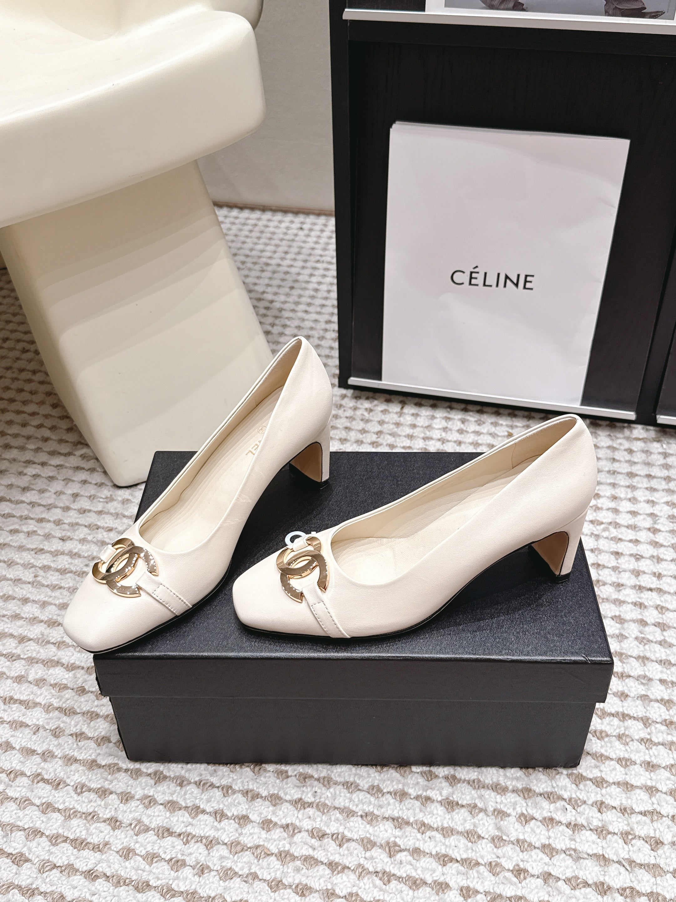 CHANEL 26S HIGH HEELS 75 MM IN WHITE CALFSKIN WITH GOLD-TONE CC LOGO