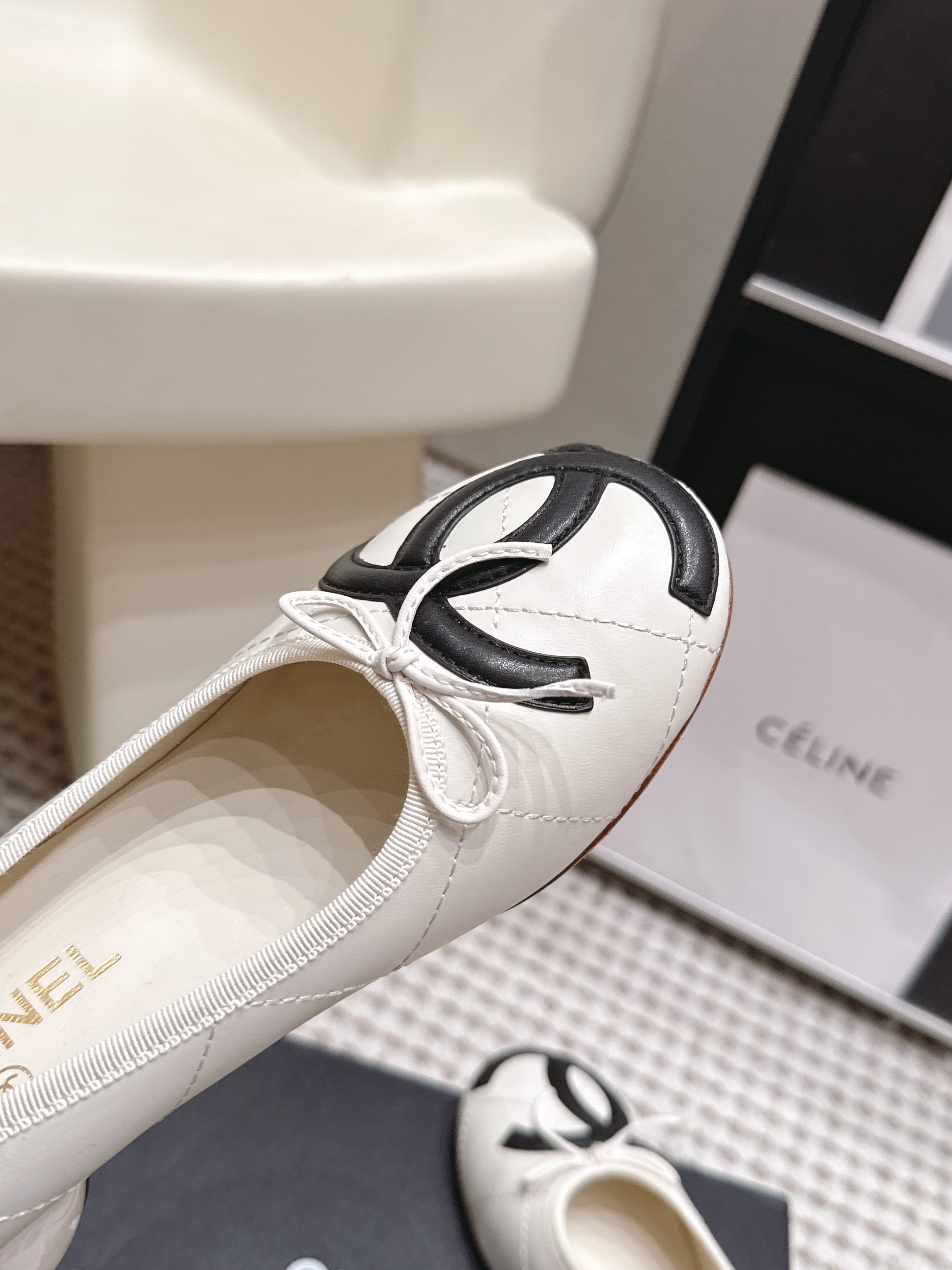 CHANEL 26S PEARL HIGH HEELS 55 MM IN WHITE CALFSKIN WITH BLACK CC LOGO