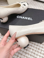 CHANEL 26S PEARL HIGH HEELS 55 MM IN WHITE CALFSKIN WITH BLACK CC LOGO