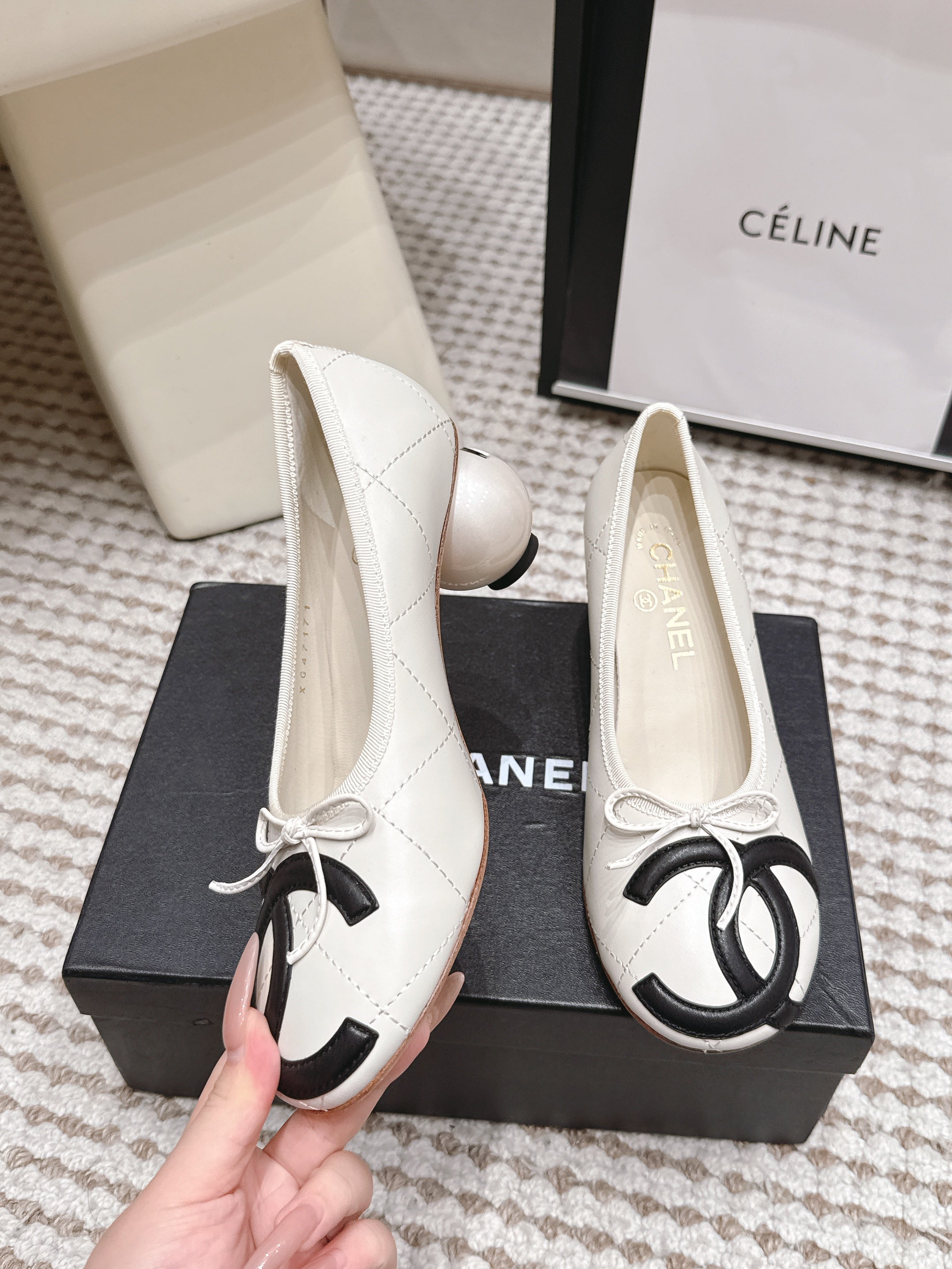 CHANEL 26S PEARL HIGH HEELS 55 MM IN WHITE CALFSKIN WITH BLACK CC LOGO
