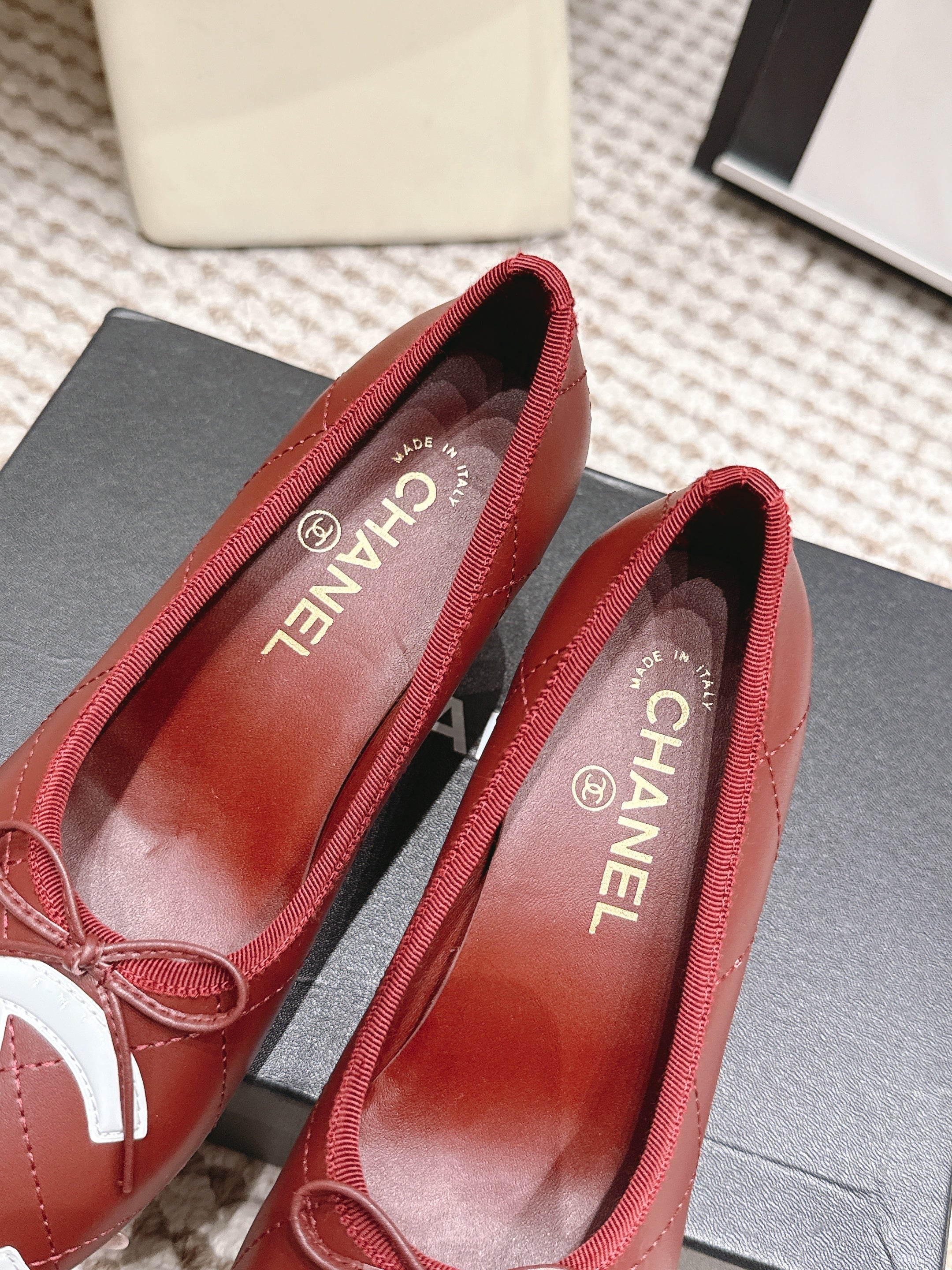 CHANEL 26S PEARL HIGH HEELS 55 MM IN DARK RED CALFSKIN WITH WHITE CC LOGO