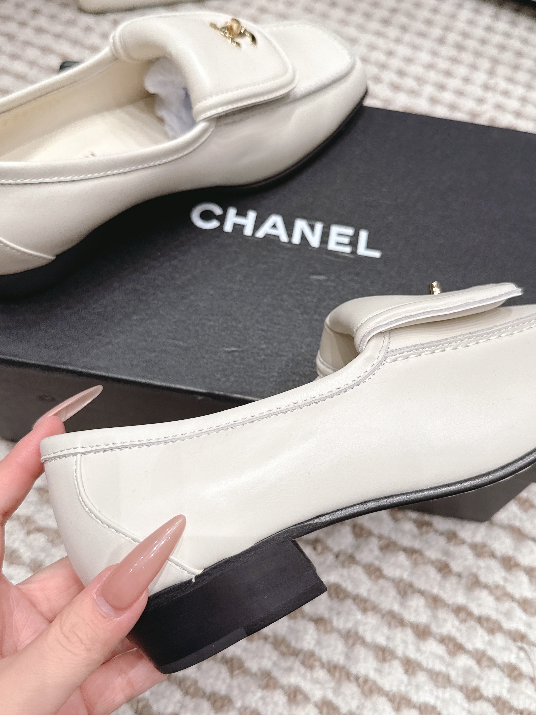 CHANEL 26S LOAFERS IN WHITE CALFSKIN WITH GOLD-TONE CC LOGO