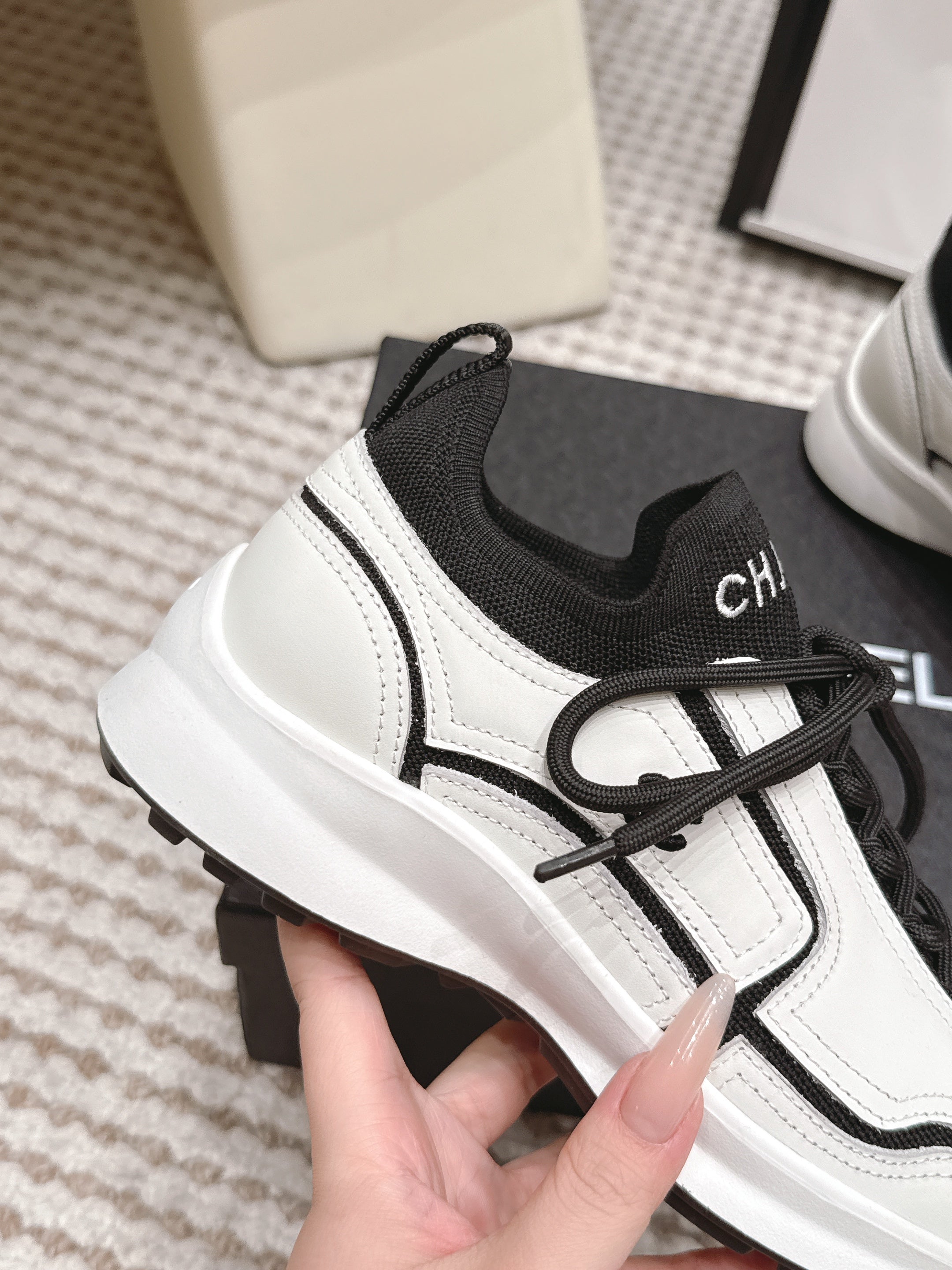 CHANEL 26S PLATFORM SNEAKERS 30 MM IN WHITE CALFSKIN WITH BLACK FABRIC