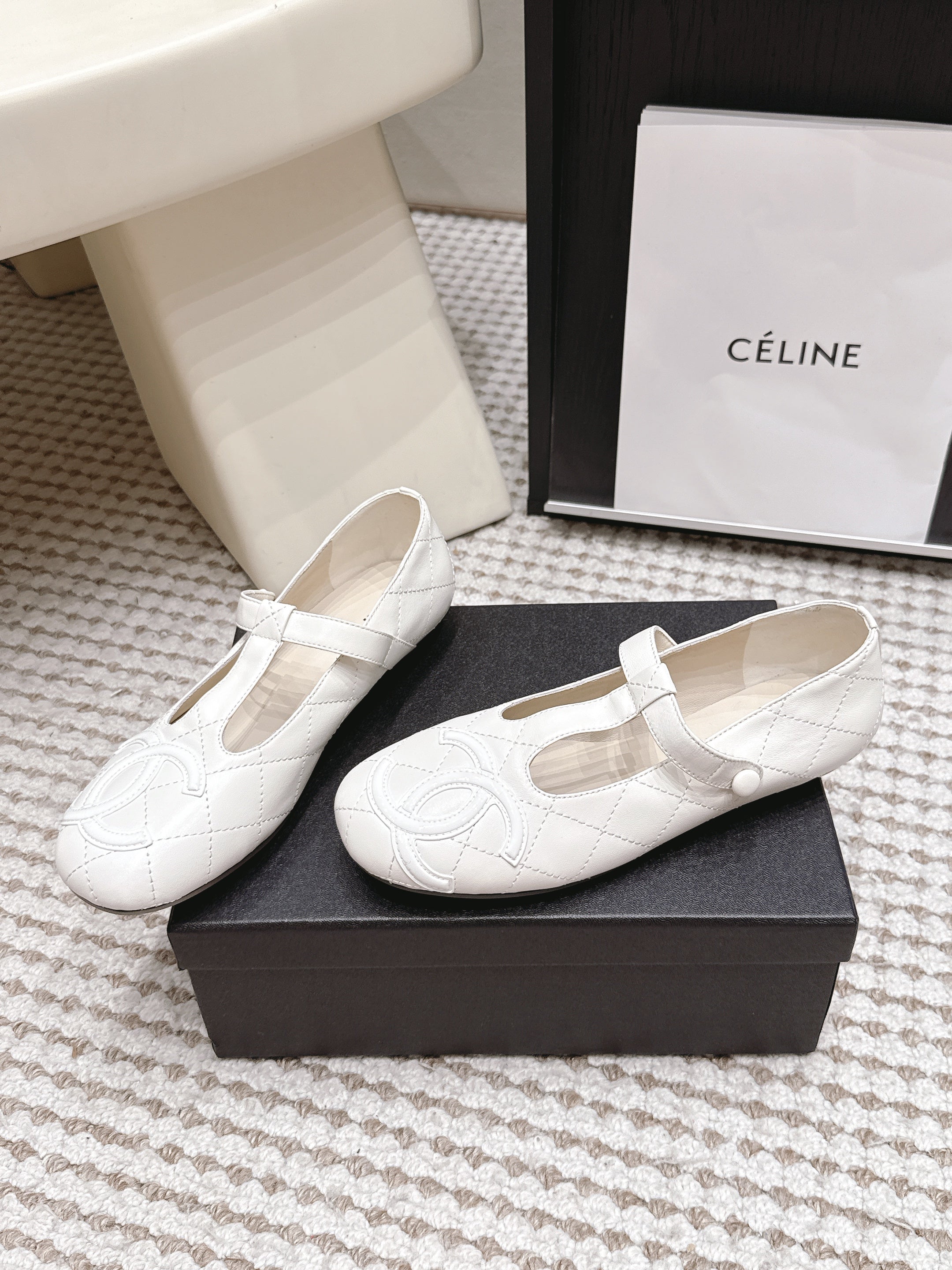 CHANEL 26S MARY JANE FLATS IN WHITE LAMBSKIN WITH CC LOGO