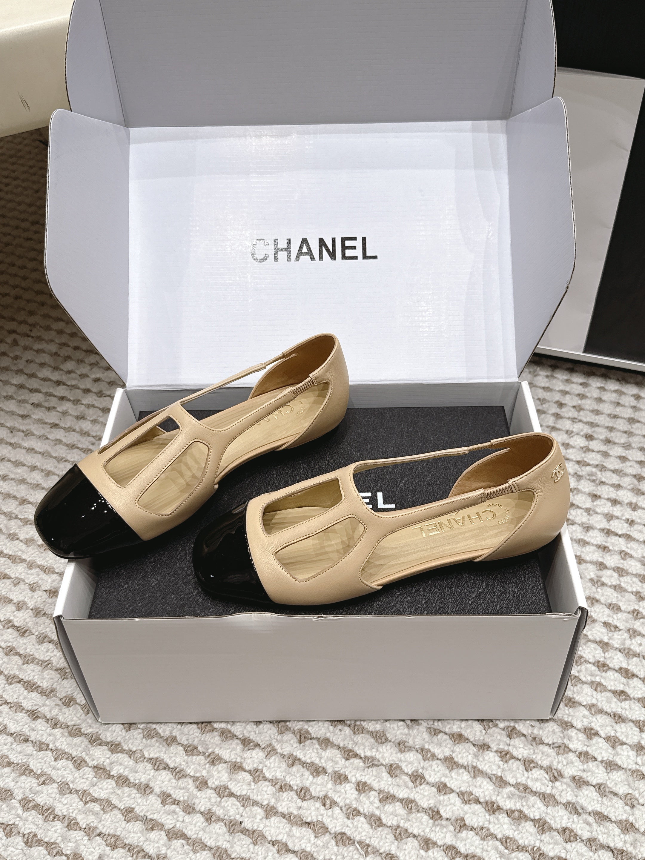 CHANEL 26S ROUND TOE MARY JANE FLATS IN OFF BEIGE CUTOUT CALFSKIN WITH BLACK PATENT TOE