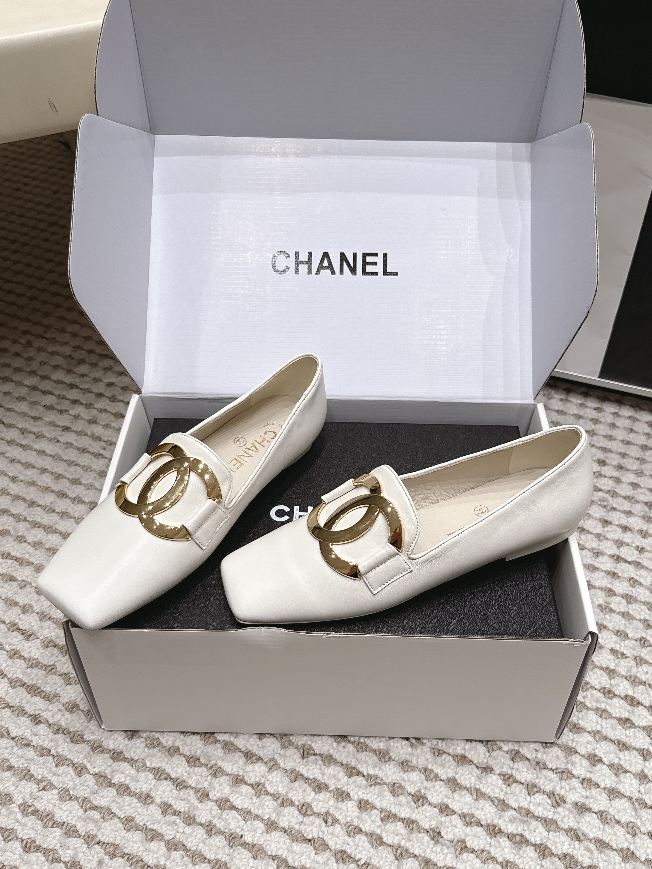 CHANEL 26S SQUARE TOE FLATS IN WHITE CALFSKIN WITH GOLD TONE CC LOGO