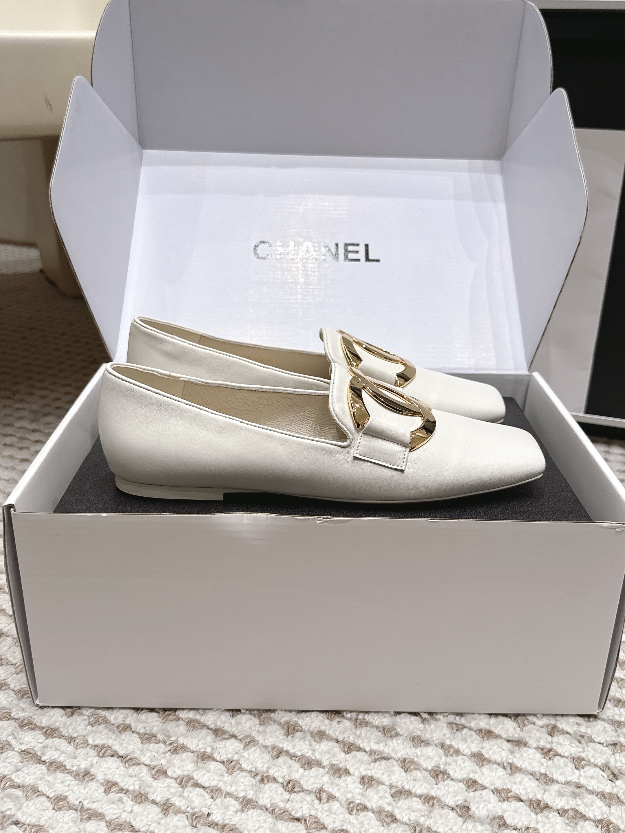 CHANEL 26S SQUARE TOE FLATS IN WHITE CALFSKIN WITH GOLD TONE CC LOGO