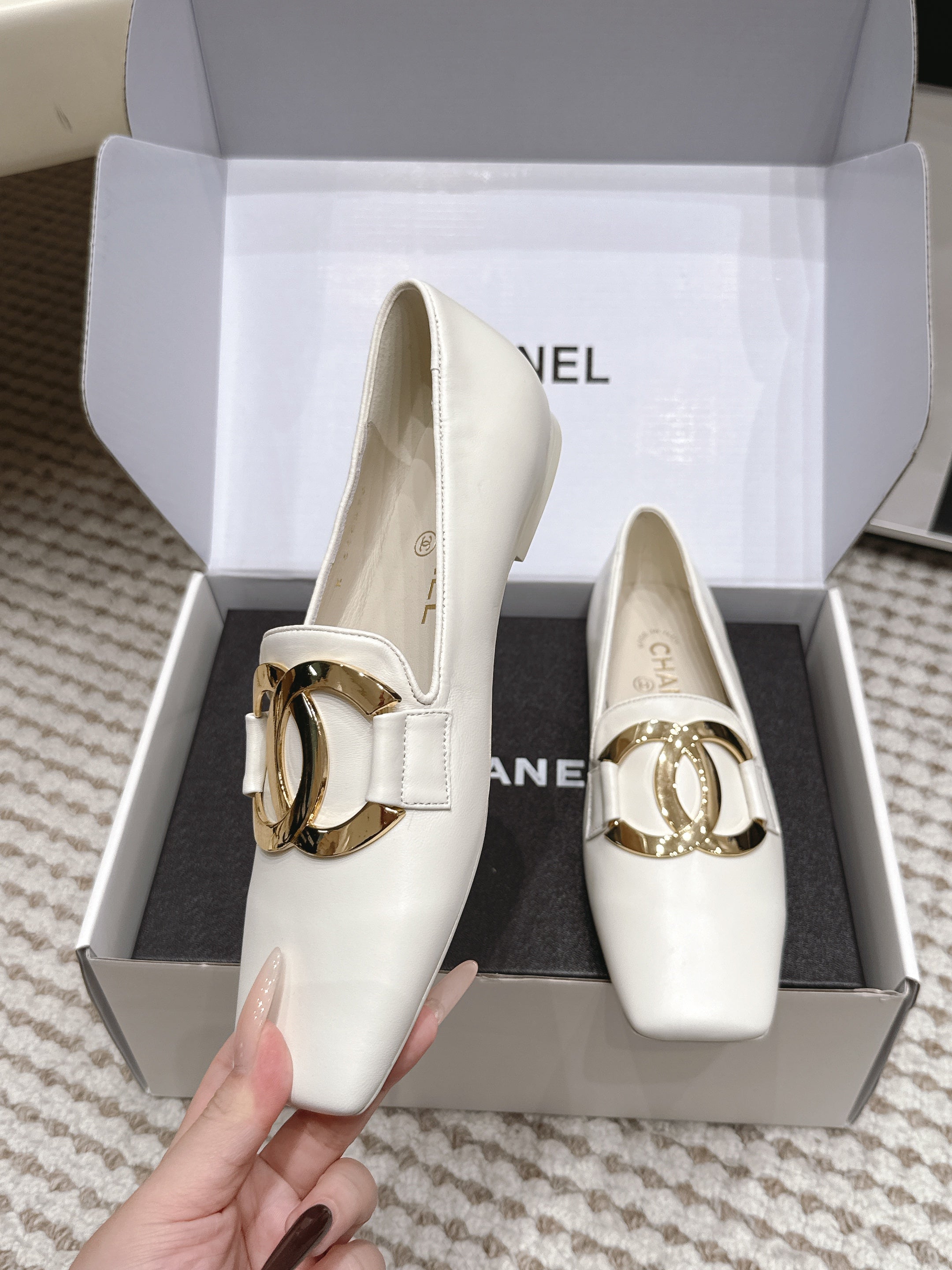 CHANEL 26S SQUARE TOE FLATS IN WHITE CALFSKIN WITH GOLD TONE CC LOGO