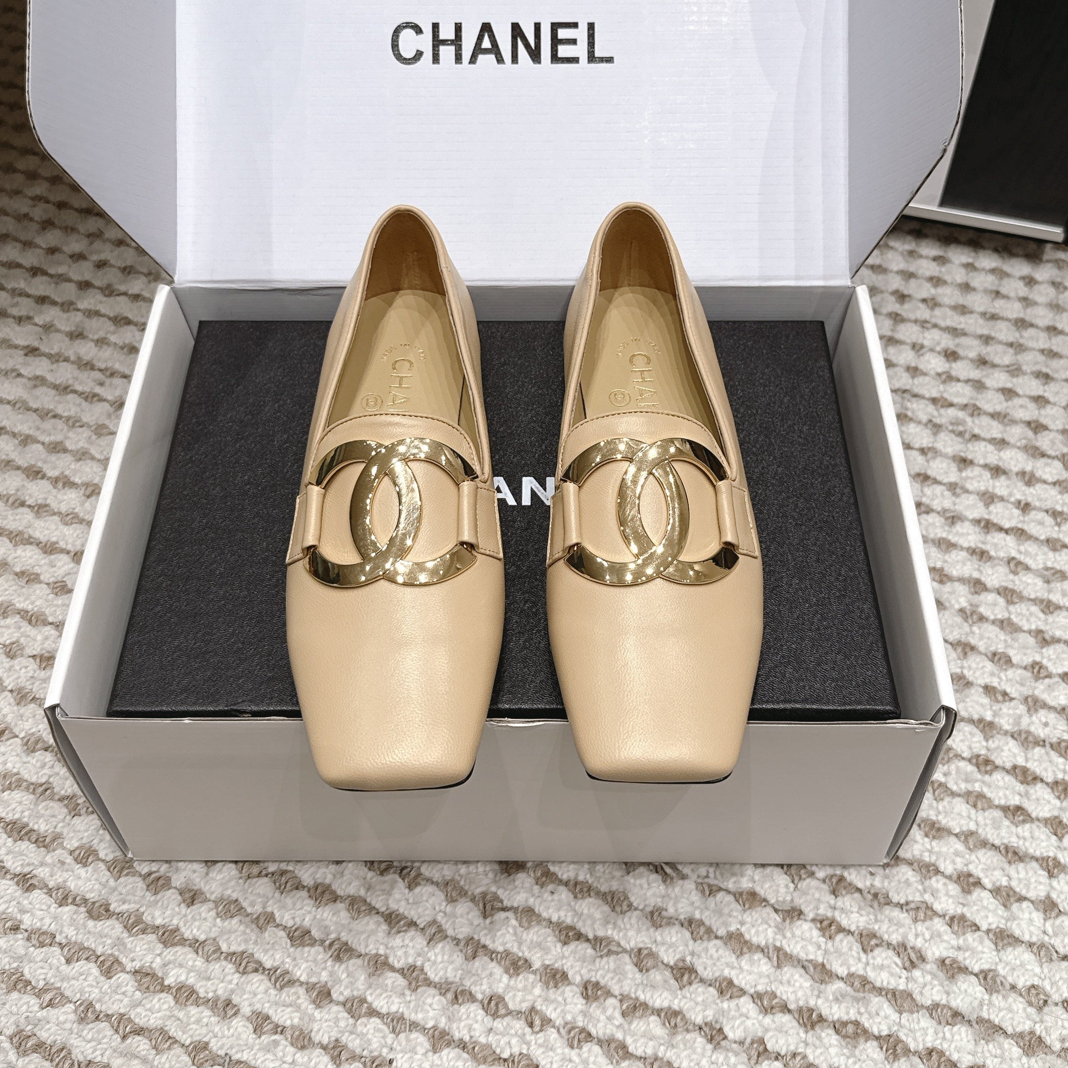 CHANEL 26S SQUARE TOE FLATS IN BEIGE CALFSKIN WITH GOLD TONE CC LOGO