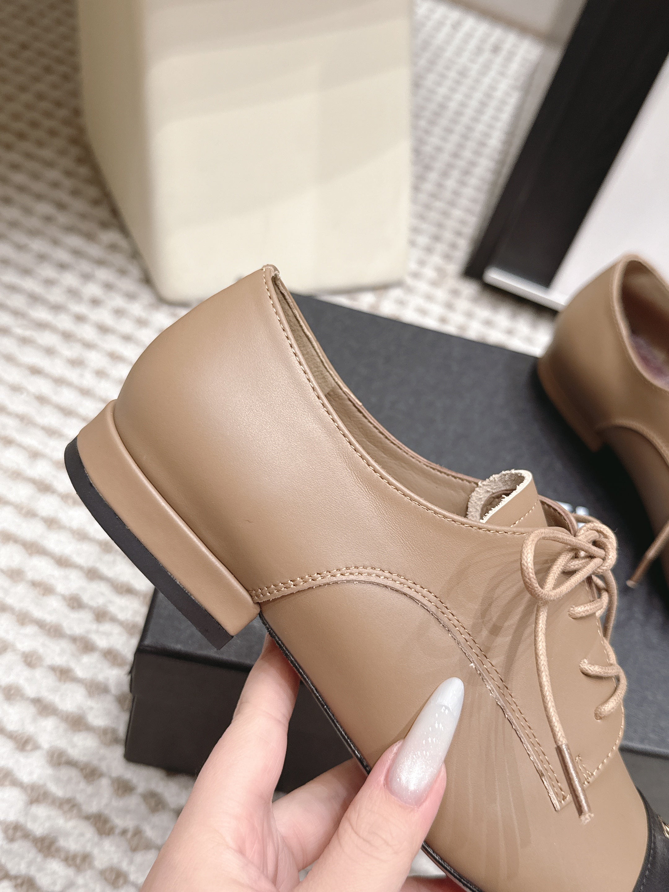 CHANEL 26S LACE-UP OXFORD SHOES IN LIGHT BROWN CALFSKIN WITH BLACK TOE CAP