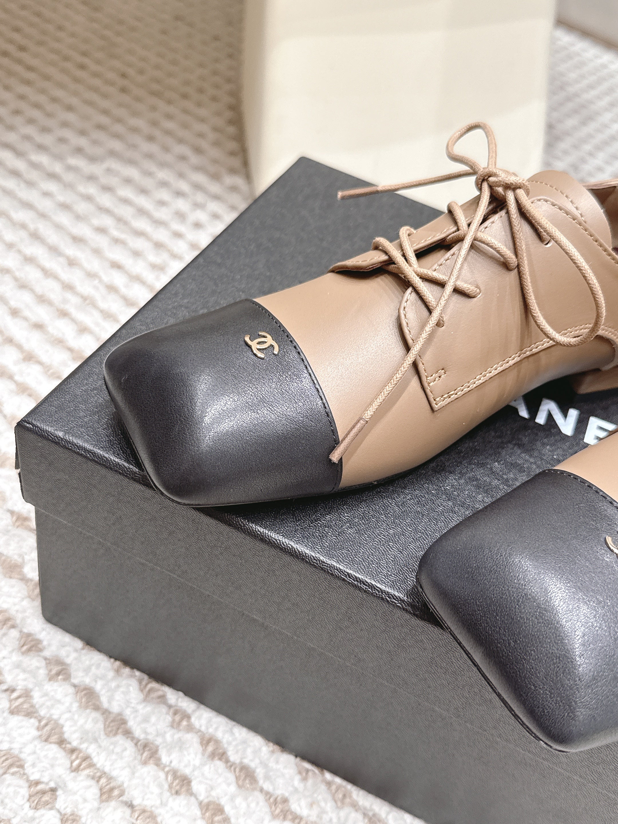CHANEL 26S LACE-UP OXFORD SHOES IN LIGHT BROWN CALFSKIN WITH BLACK TOE CAP