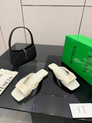BOTTEGA VENETA 26S SANDALS IN WHITE CALFSKIN AND RAFFIA