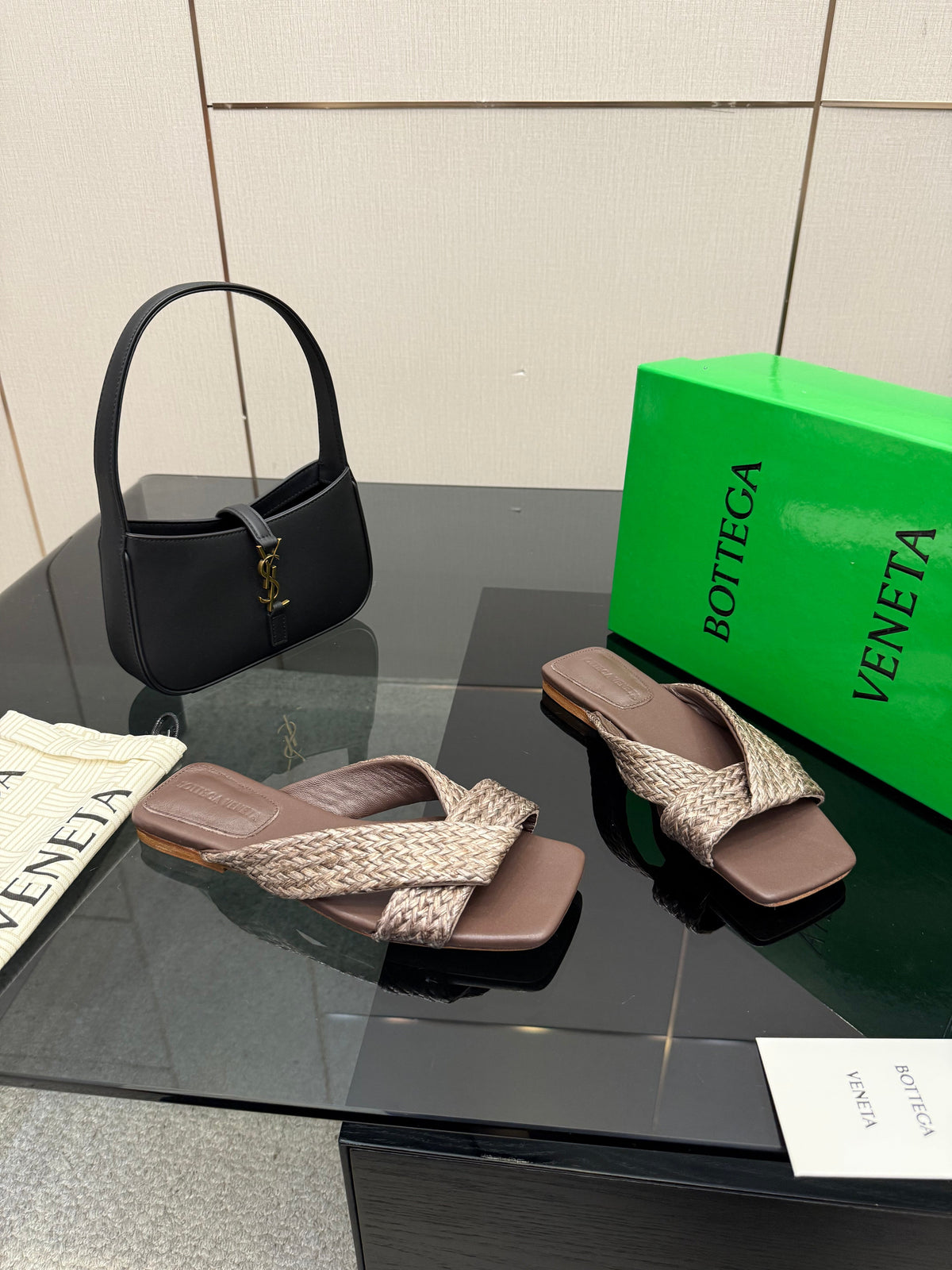 BOTTEGA VENETA 26S SANDALS IN DARK BROWN CALFSKIN AND RAFFIA