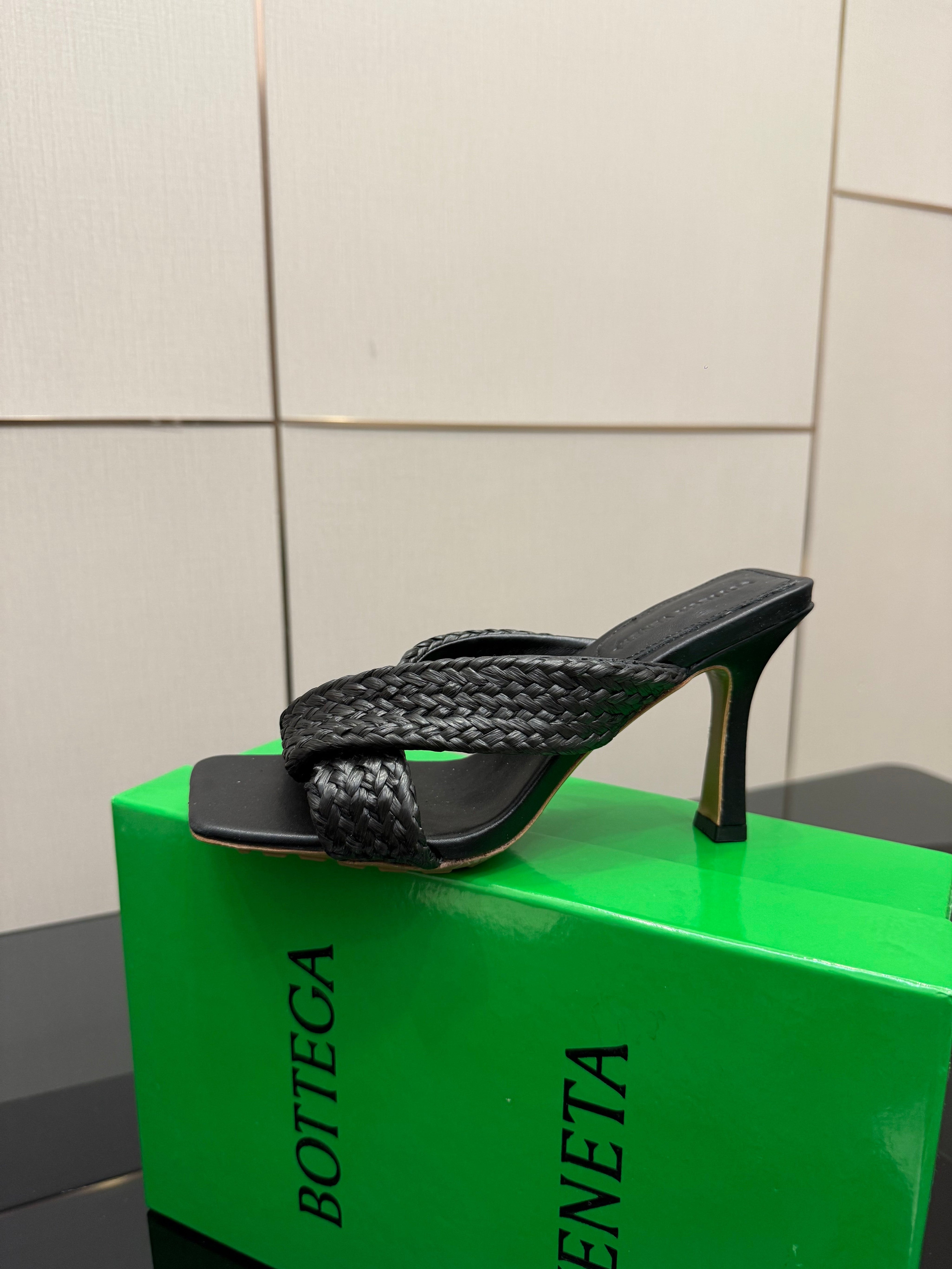 BOTTEGA VENETA 26S HEELED SANDALS 95 MM IN BLACK CALFSKIN AND RAFFIA