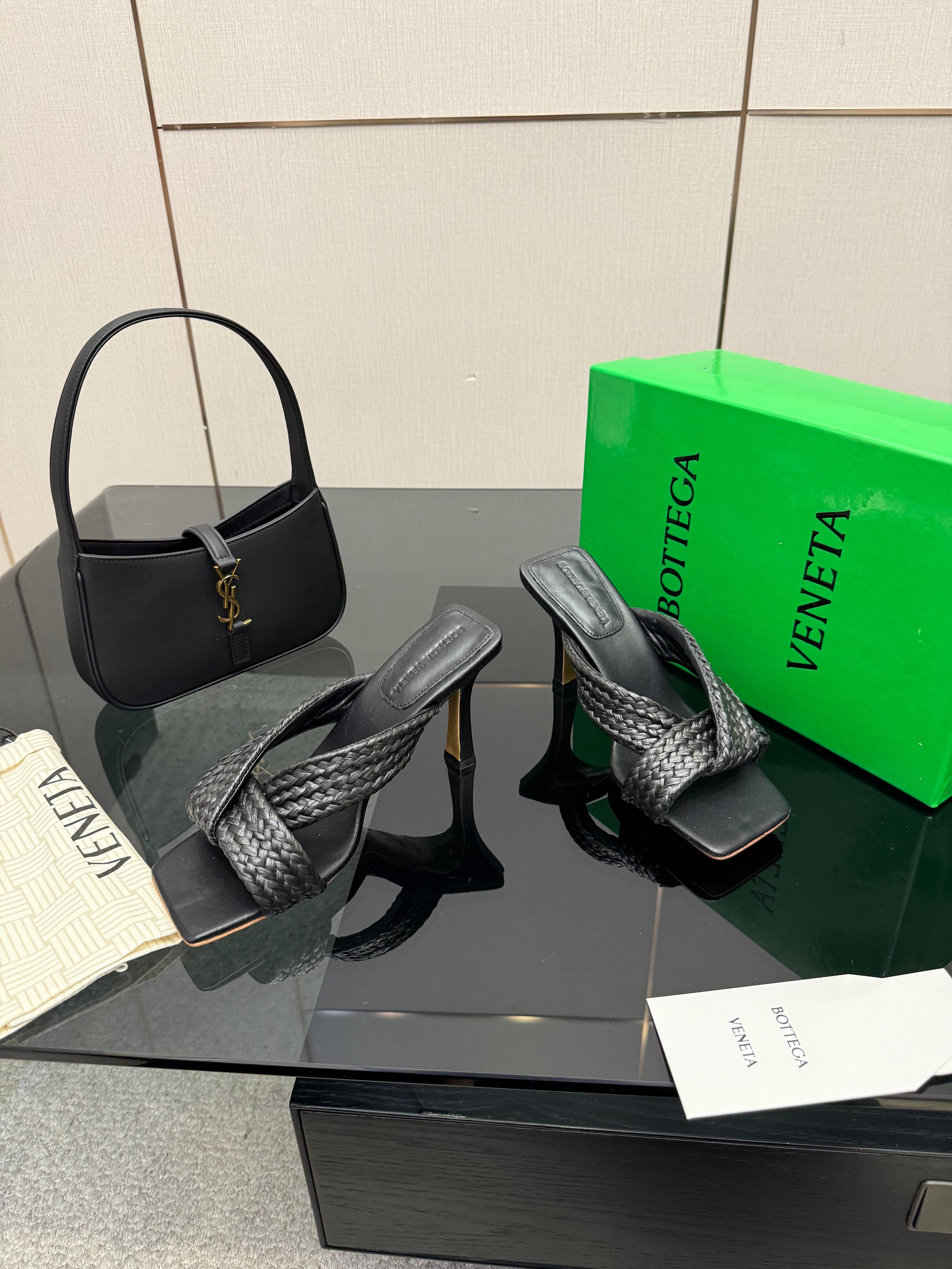 BOTTEGA VENETA 26S HEELED SANDALS 95 MM IN BLACK CALFSKIN AND RAFFIA