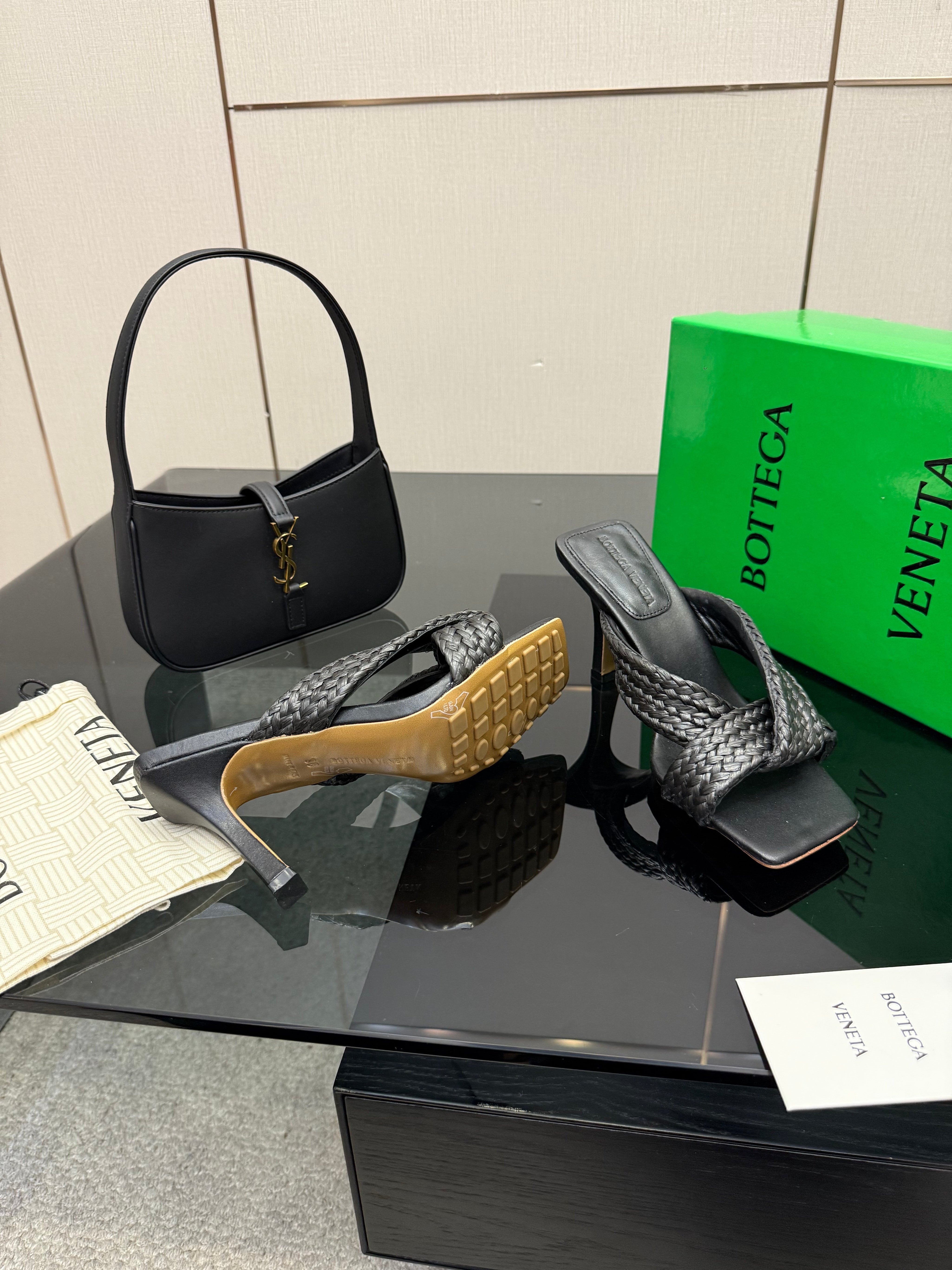 BOTTEGA VENETA 26S HEELED SANDALS 95 MM IN BLACK CALFSKIN AND RAFFIA