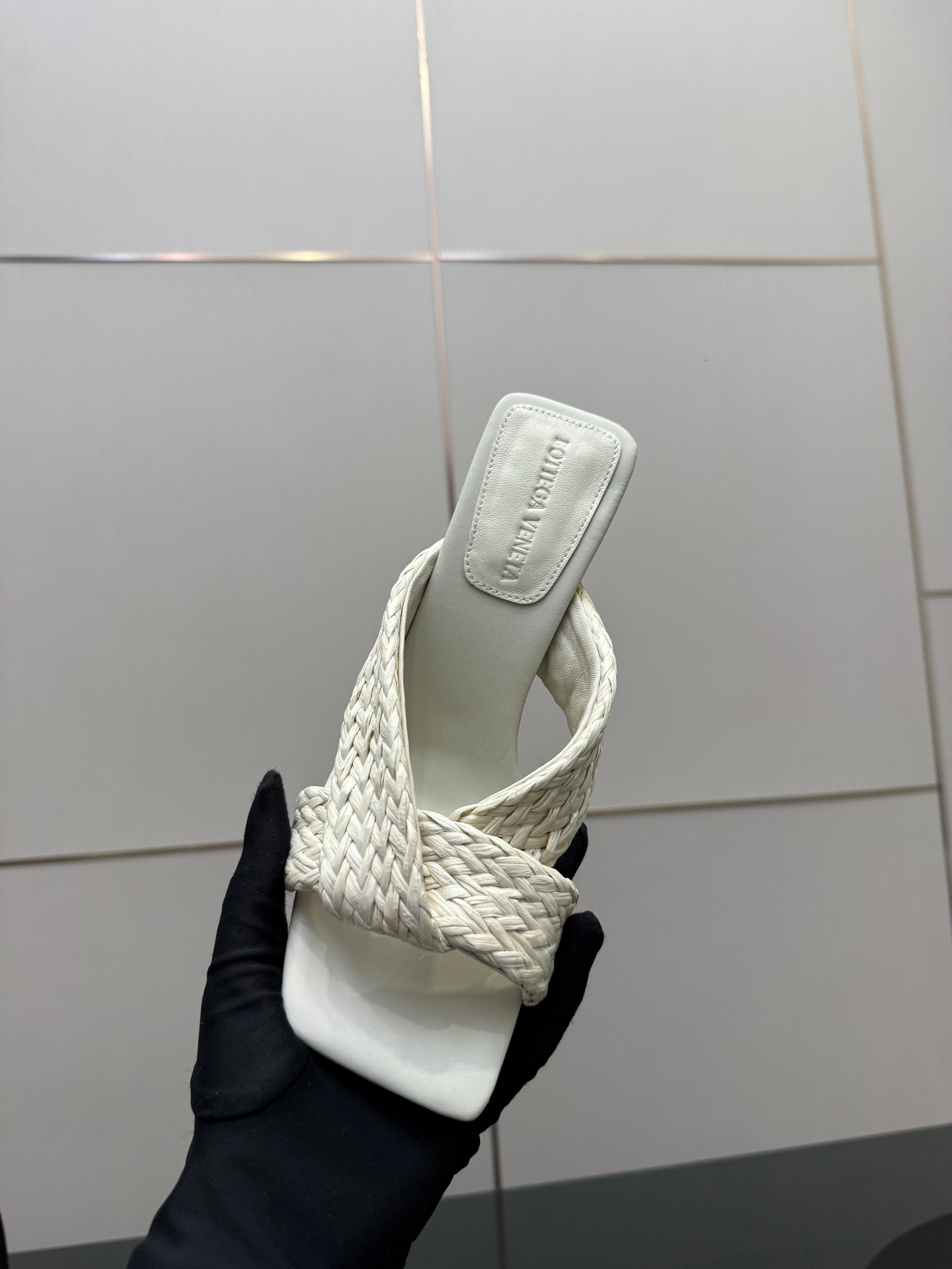 BOTTEGA VENETA 26S HEELED SANDALS 95 MM IN CREAM WHITE CALFSKIN AND RAFFIA