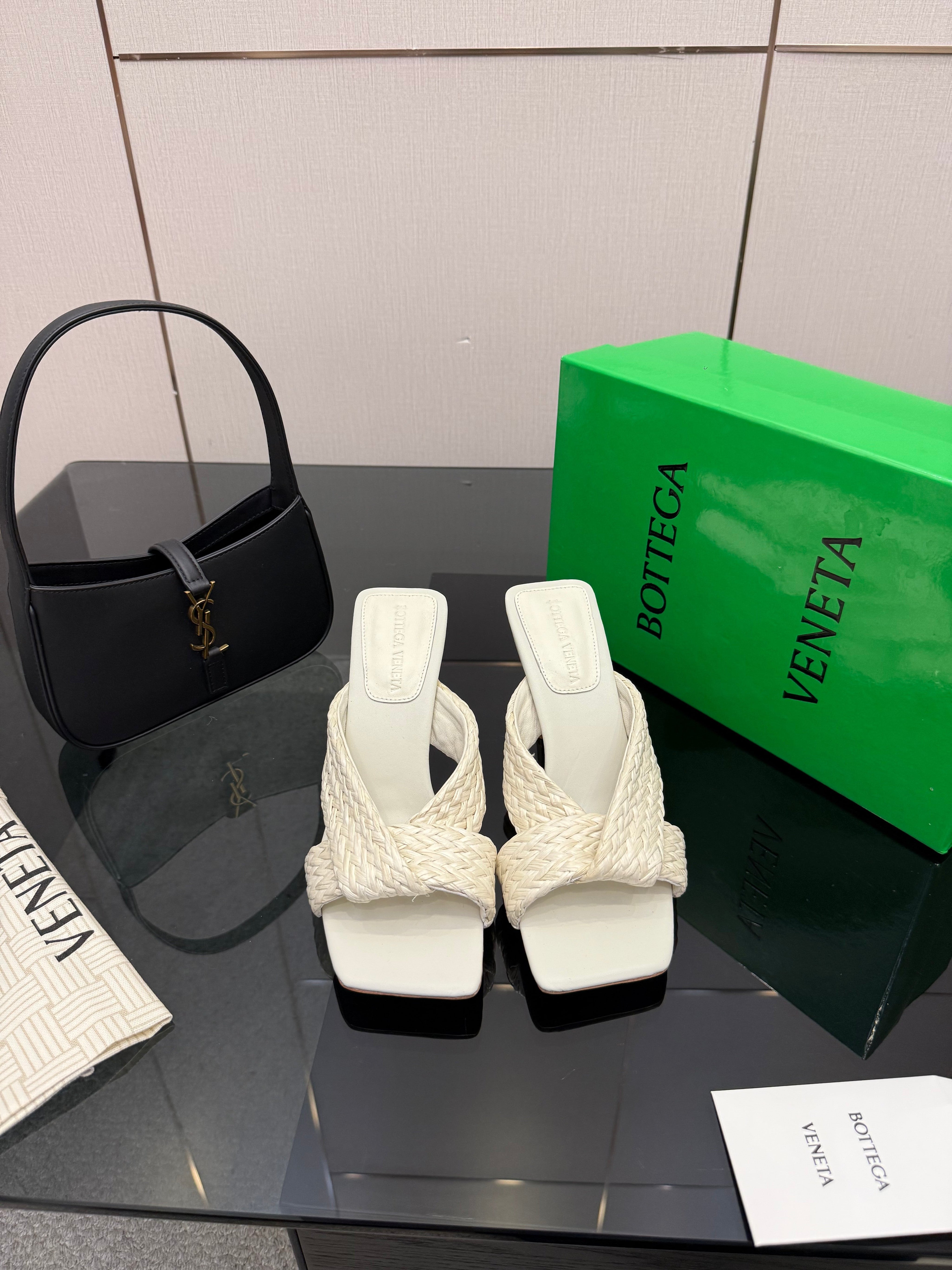 BOTTEGA VENETA 26S HEELED SANDALS 95 MM IN CREAM WHITE CALFSKIN AND RAFFIA