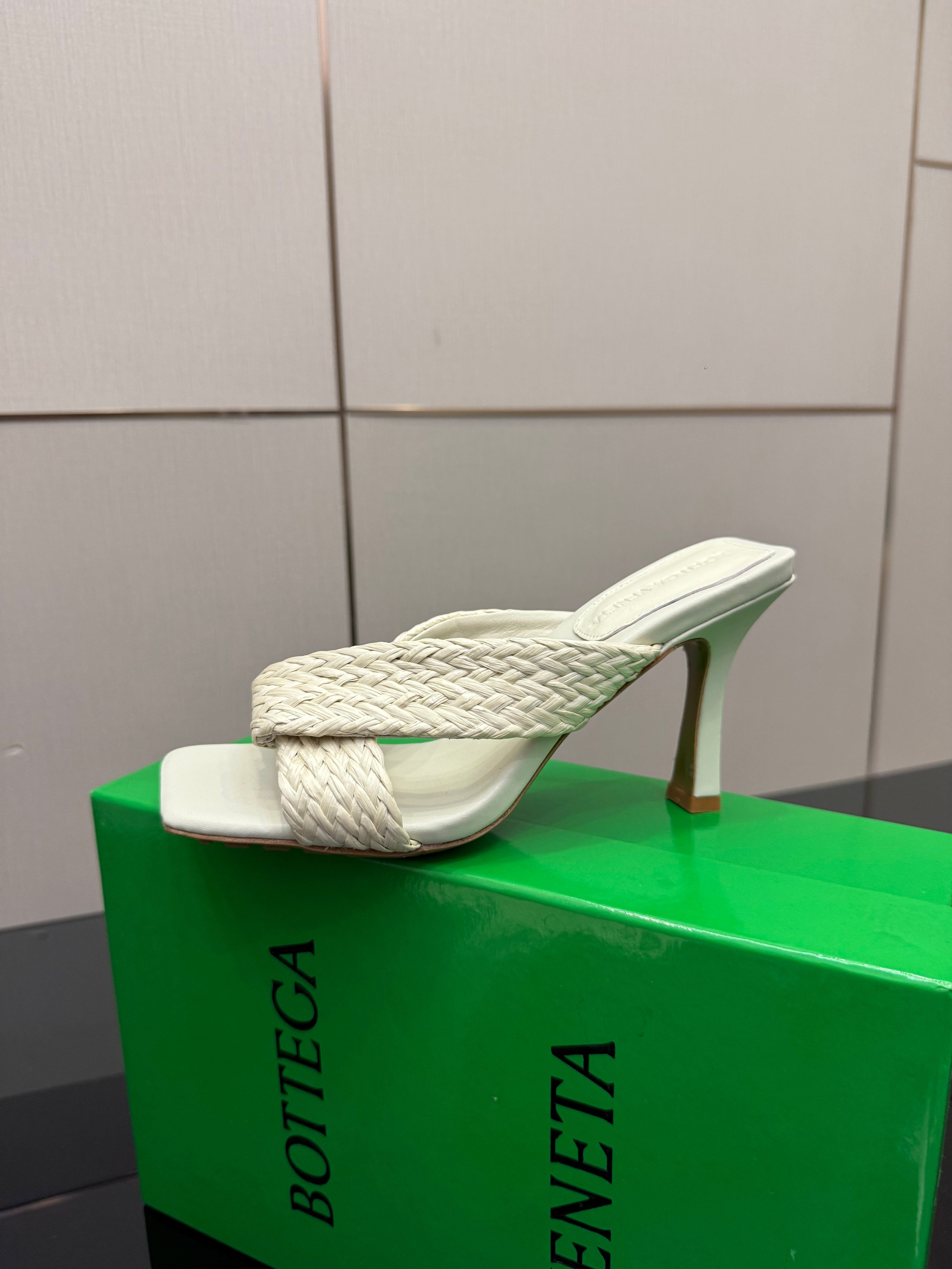 BOTTEGA VENETA 26S HEELED SANDALS 95 MM IN CREAM WHITE CALFSKIN AND RAFFIA