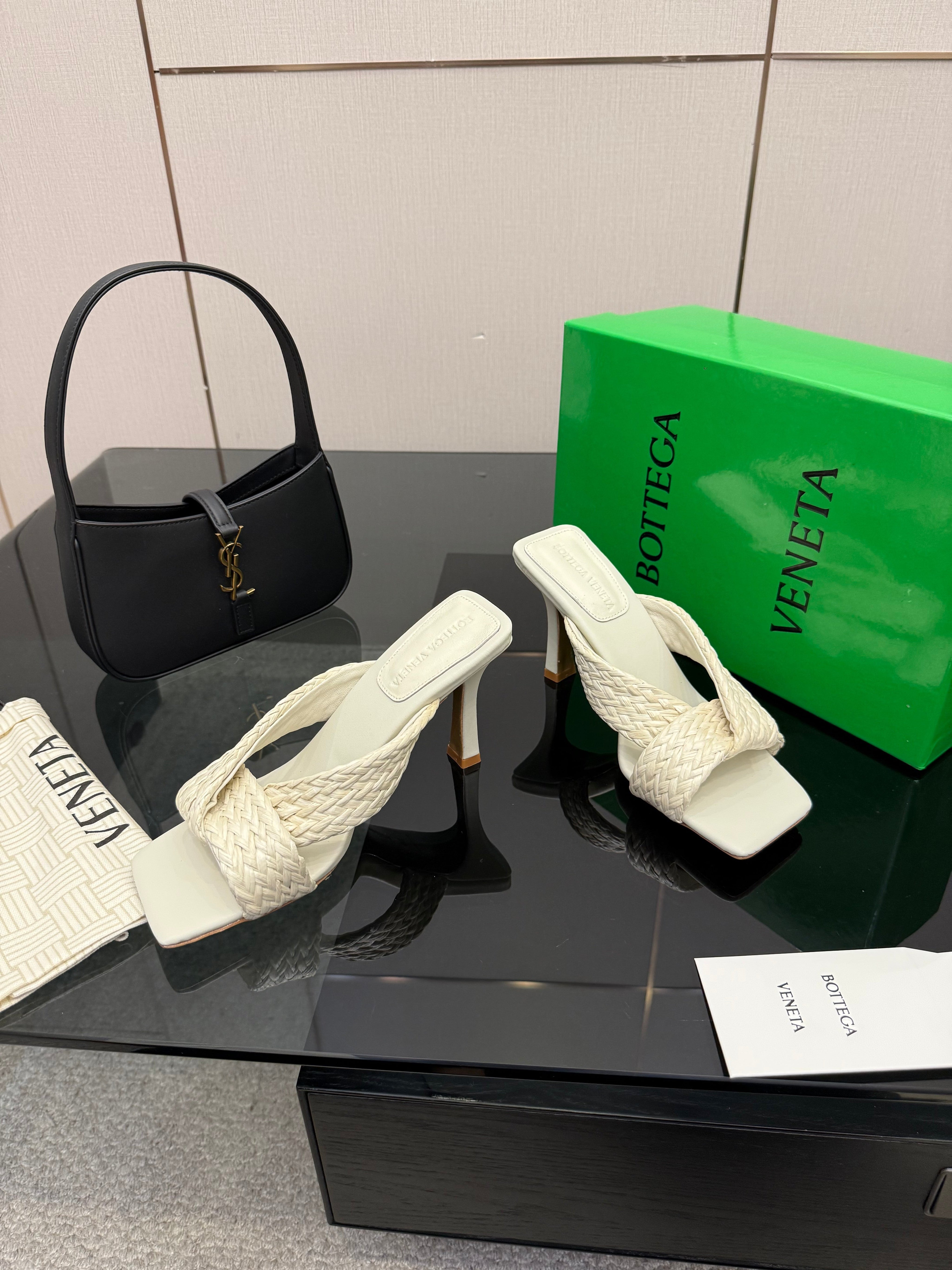 BOTTEGA VENETA 26S HEELED SANDALS 95 MM IN CREAM WHITE CALFSKIN AND RAFFIA