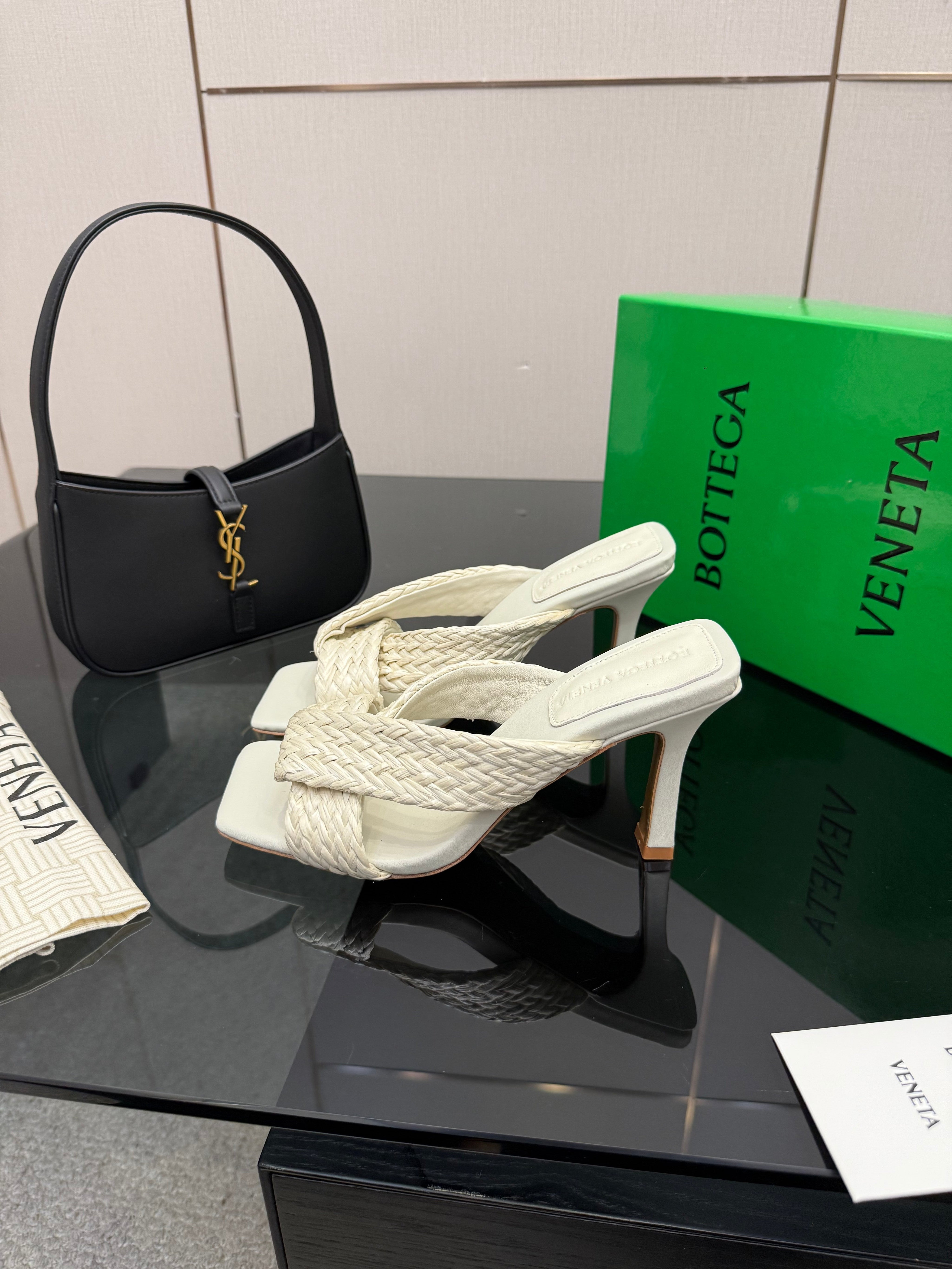 BOTTEGA VENETA 26S HEELED SANDALS 95 MM IN CREAM WHITE CALFSKIN AND RAFFIA