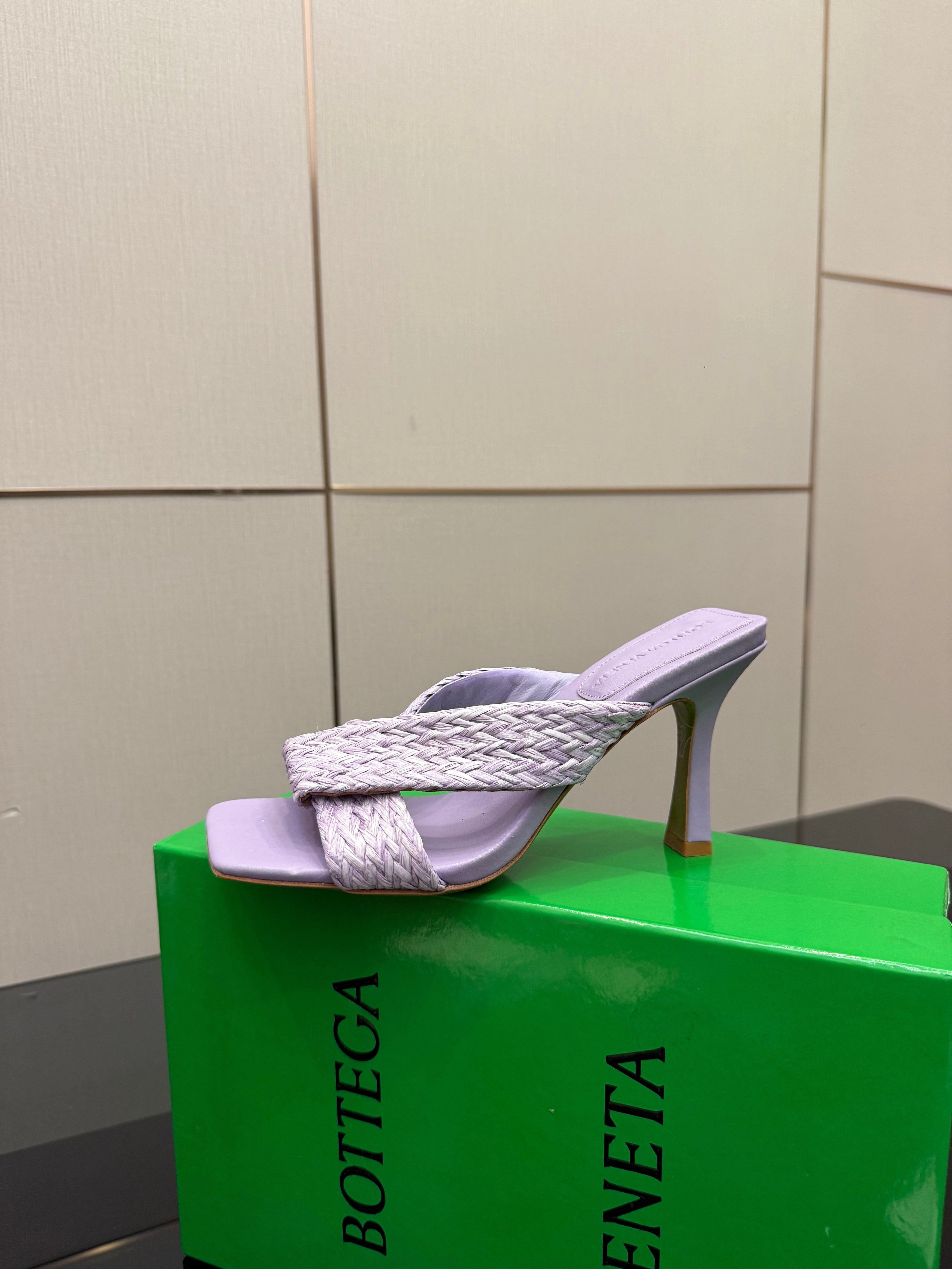 BOTTEGA VENETA 26S HEELED SANDALS 95 MM IN LIGHT PURPLE CALFSKIN AND RAFFIA
