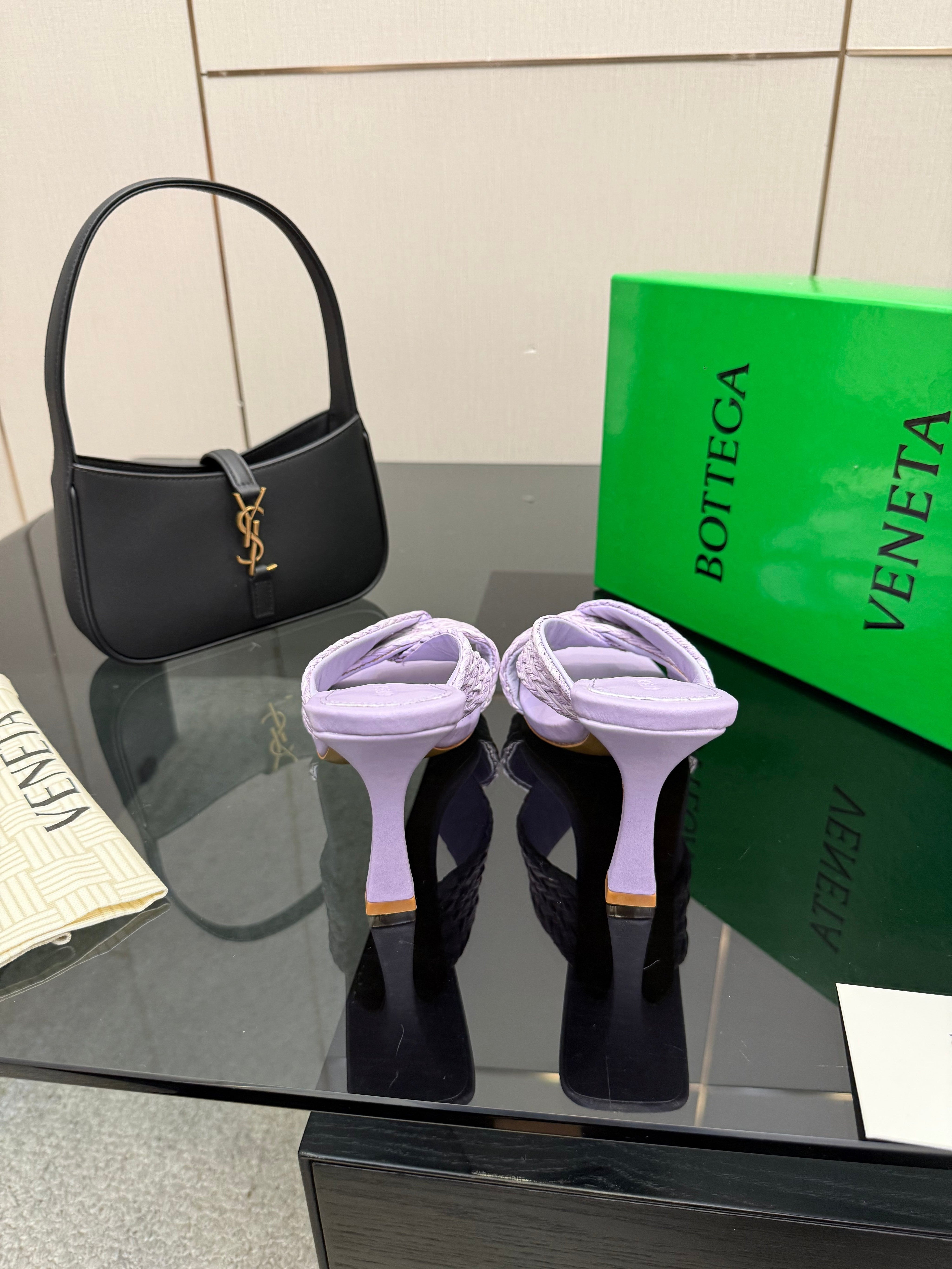 BOTTEGA VENETA 26S HEELED SANDALS 95 MM IN LIGHT PURPLE CALFSKIN AND RAFFIA