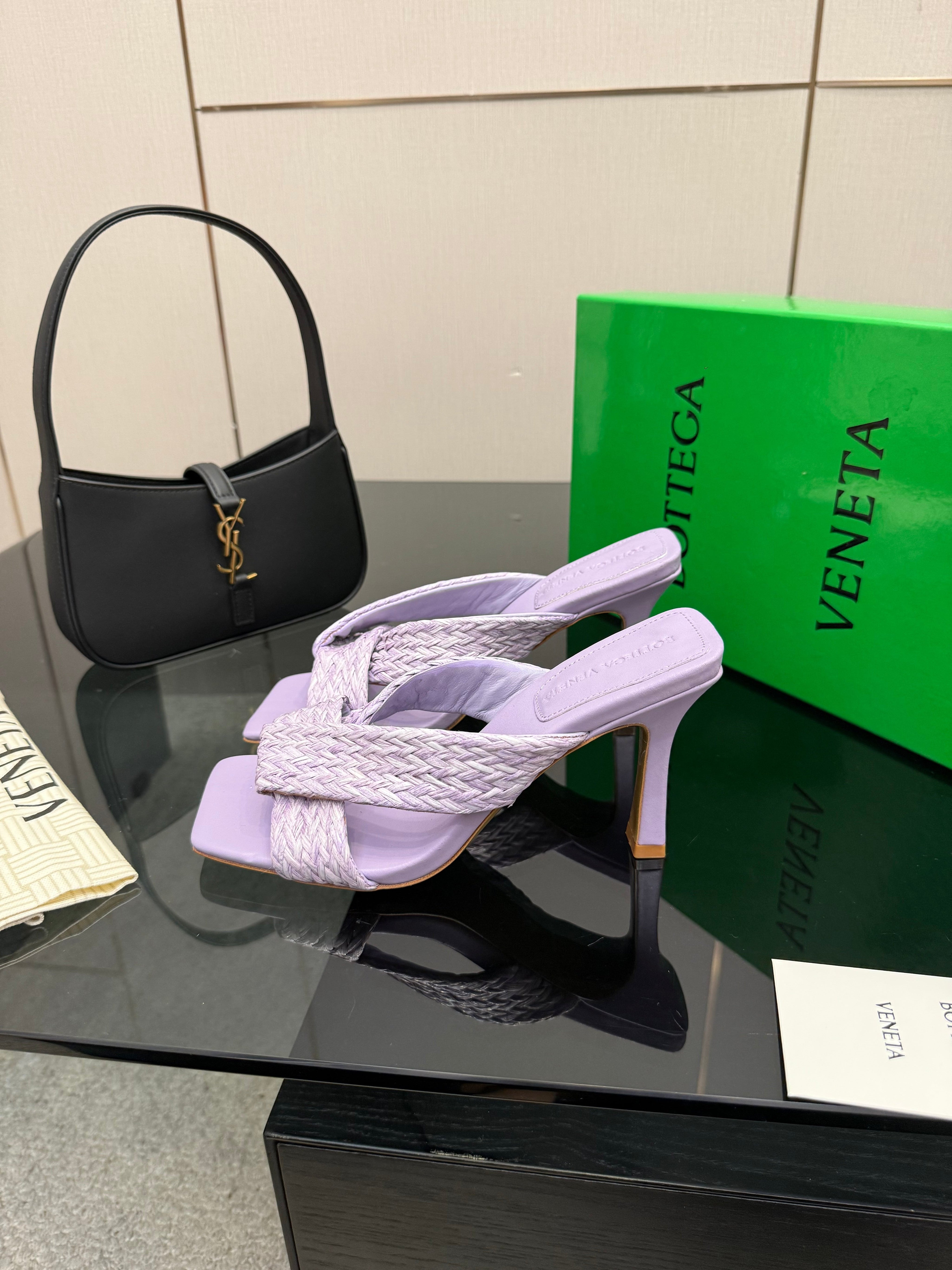 BOTTEGA VENETA 26S HEELED SANDALS 95 MM IN LIGHT PURPLE CALFSKIN AND RAFFIA