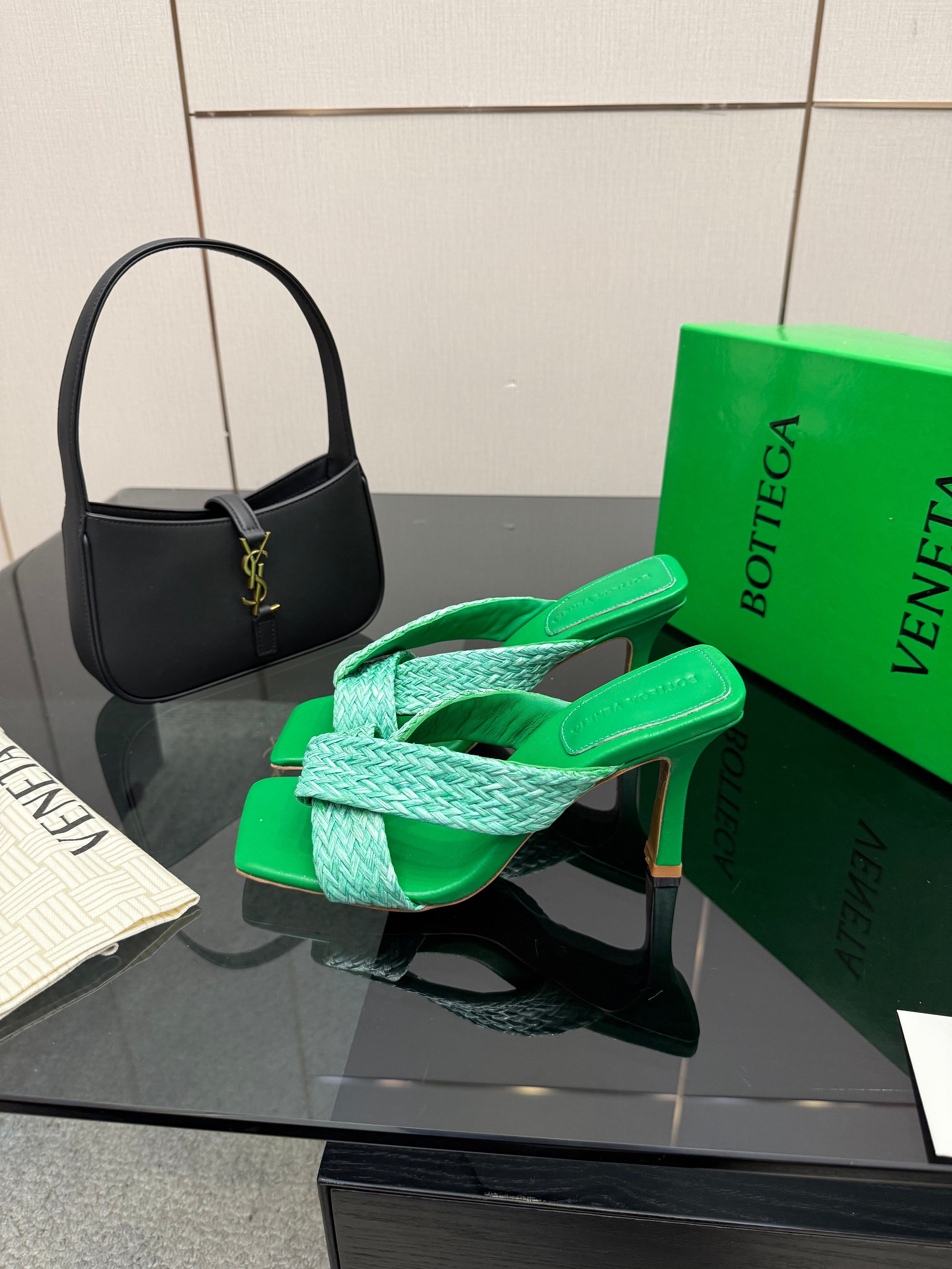 BOTTEGA VENETA 26S HEELED SANDALS 95 MM IN GREEN CALFSKIN AND RAFFIA