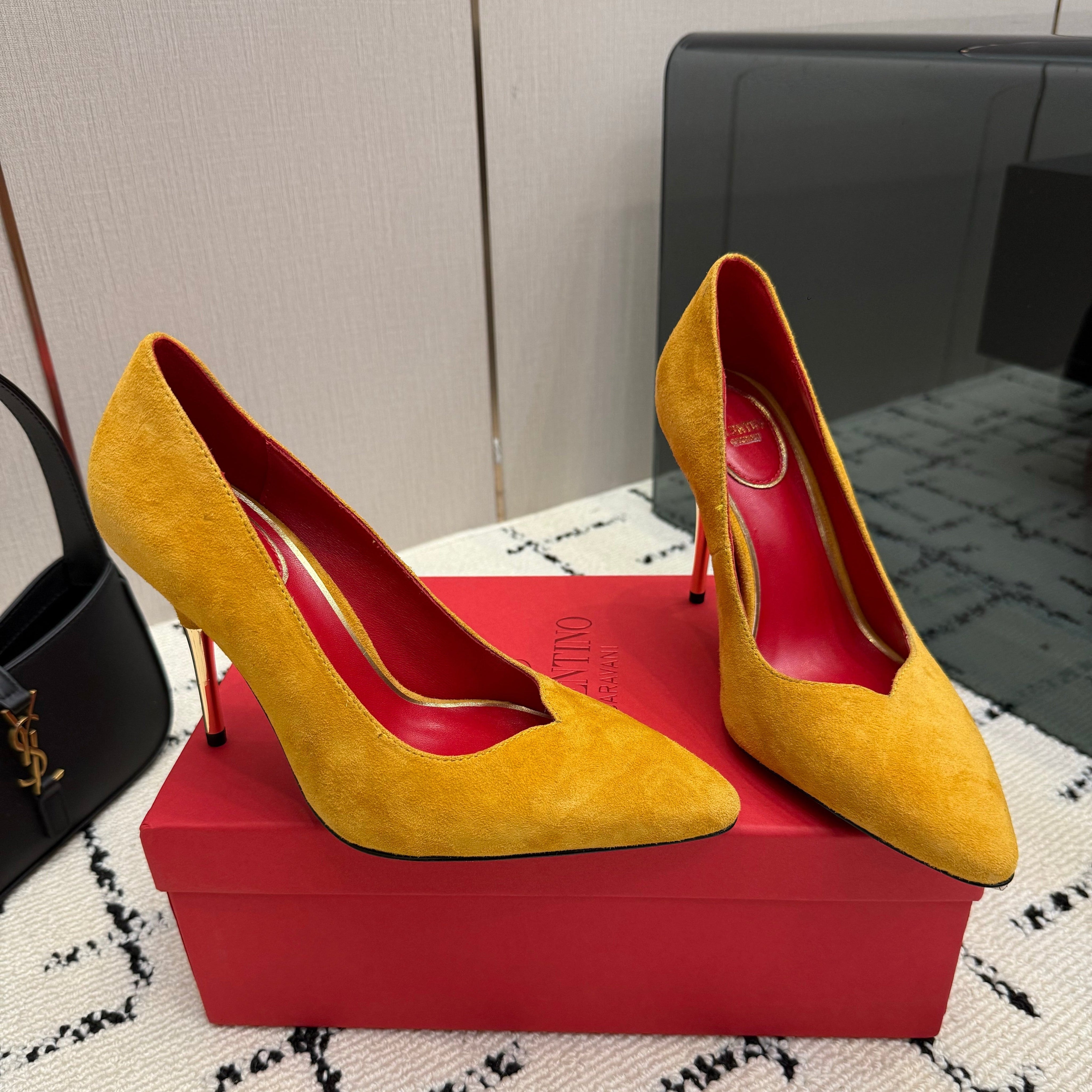 VALENTINO 26S HIGH HEELS 100 MM IN MUSTARD YELLOW SUEDE