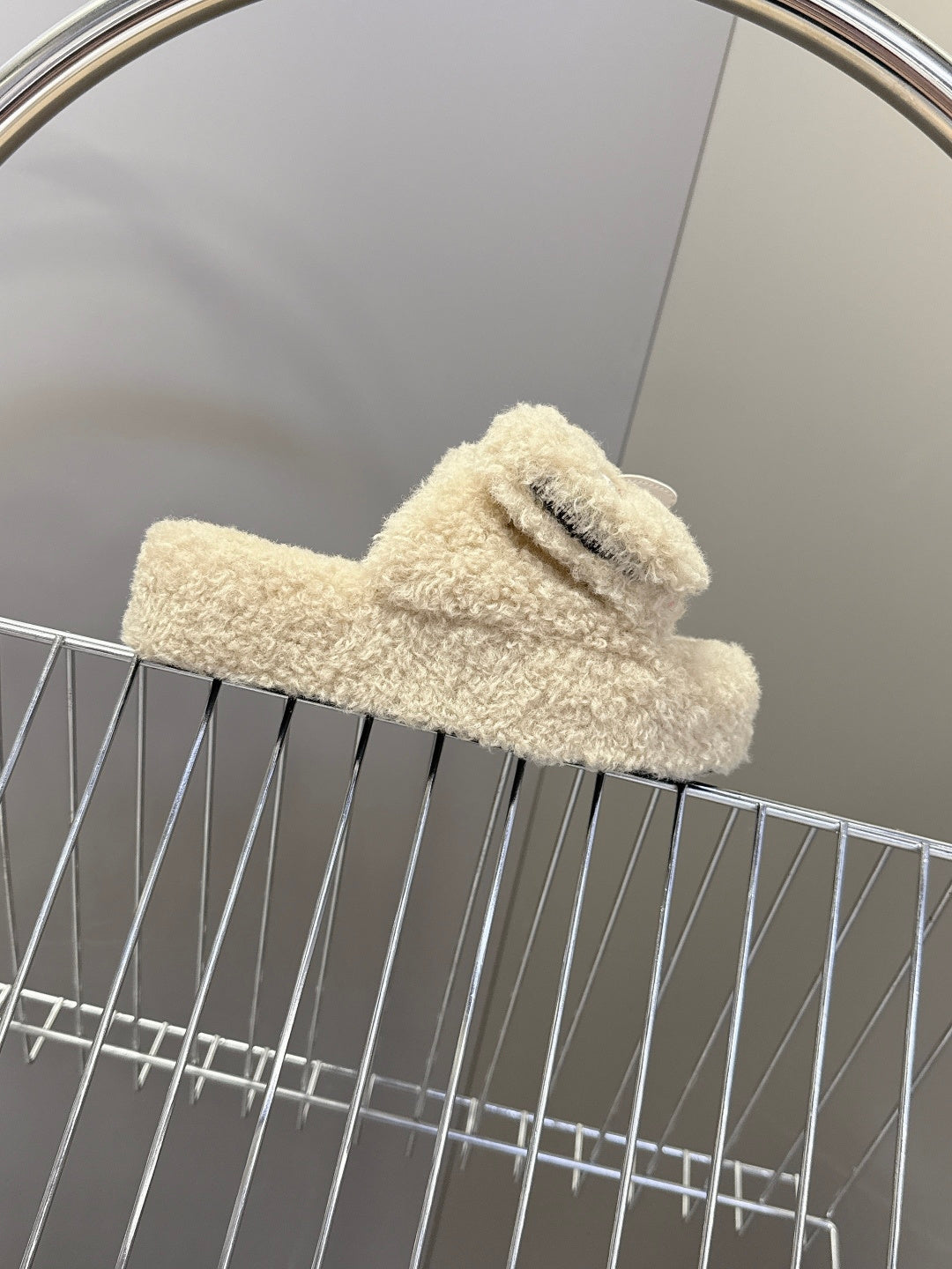 BALENCIAGA 25S SLIPPERS IN BEIGE FAUX SHEARLING