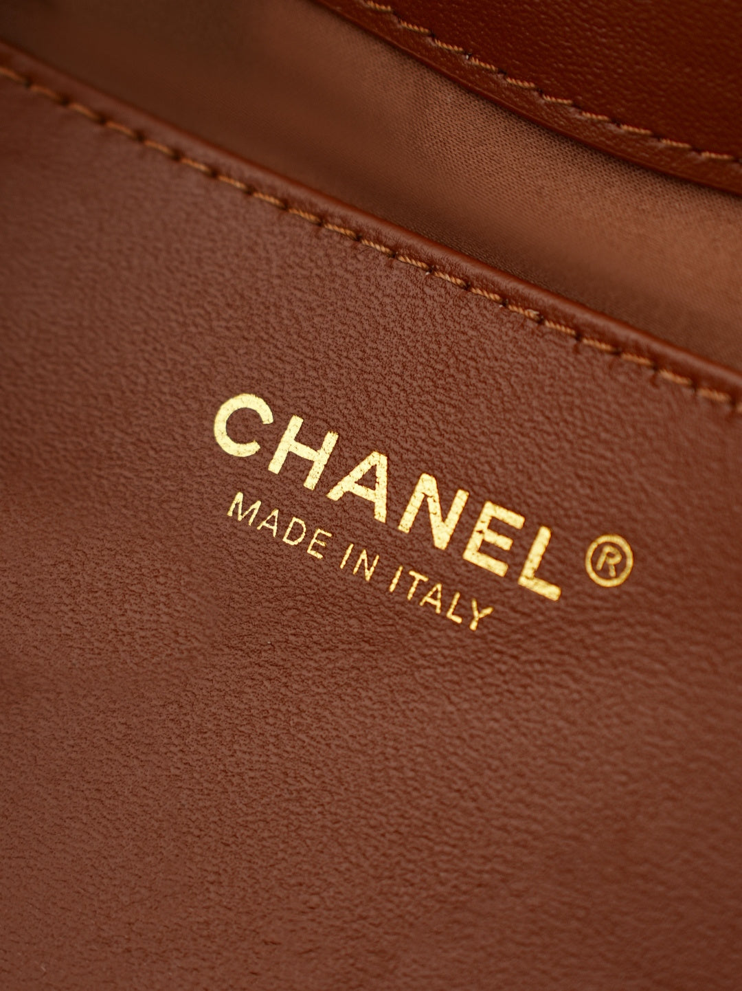 CHANEL 25S SHOULDER BAG 32 IN CARAMEL BROWN RAFFIA AND CALFSKIN GOLD HARDWARE