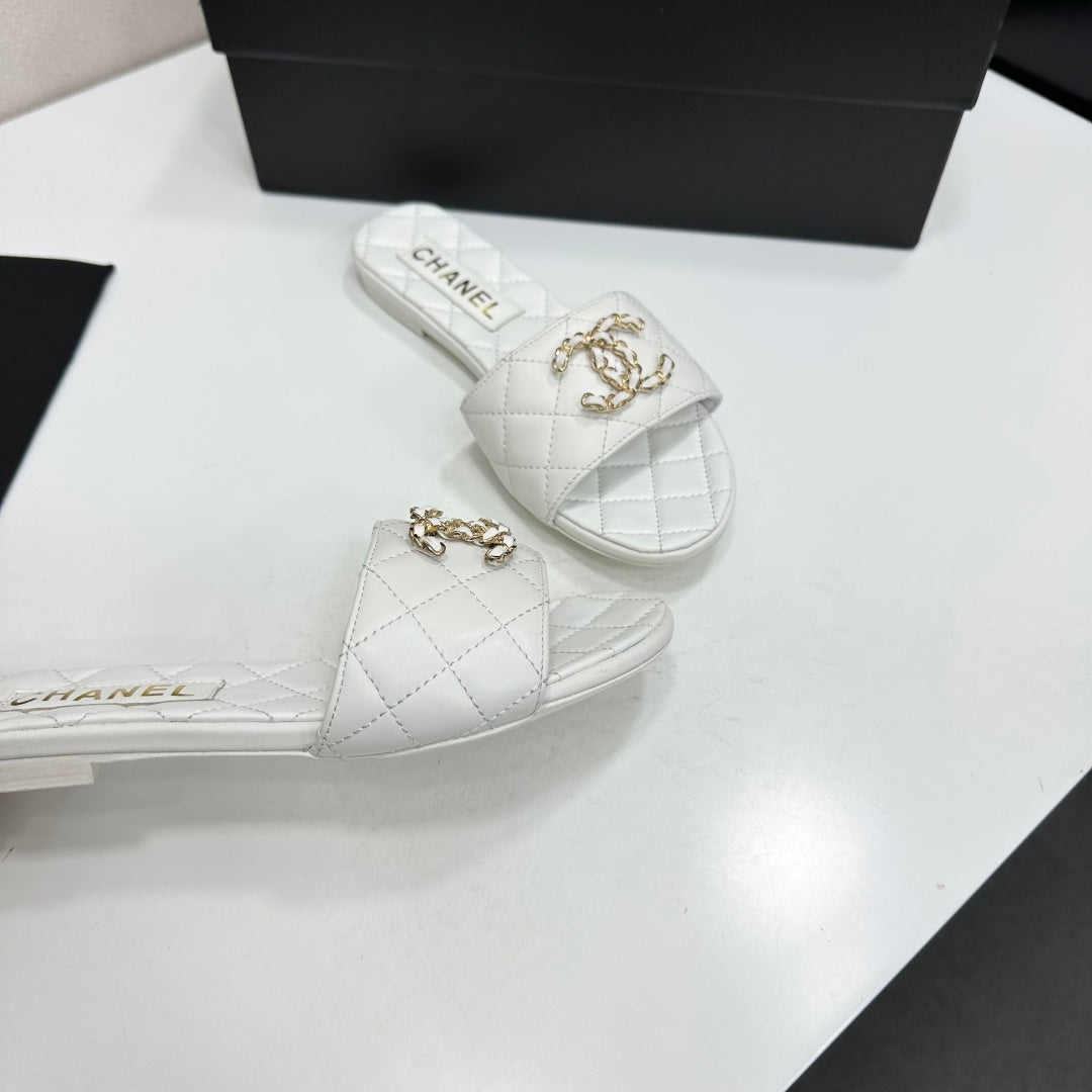 CHANEL 26S SANDALS IN WHITE QUILTED LEATHER