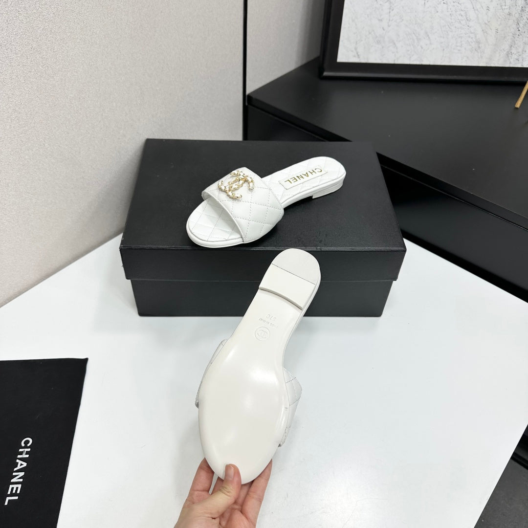 CHANEL 26S SANDALS IN WHITE QUILTED LEATHER
